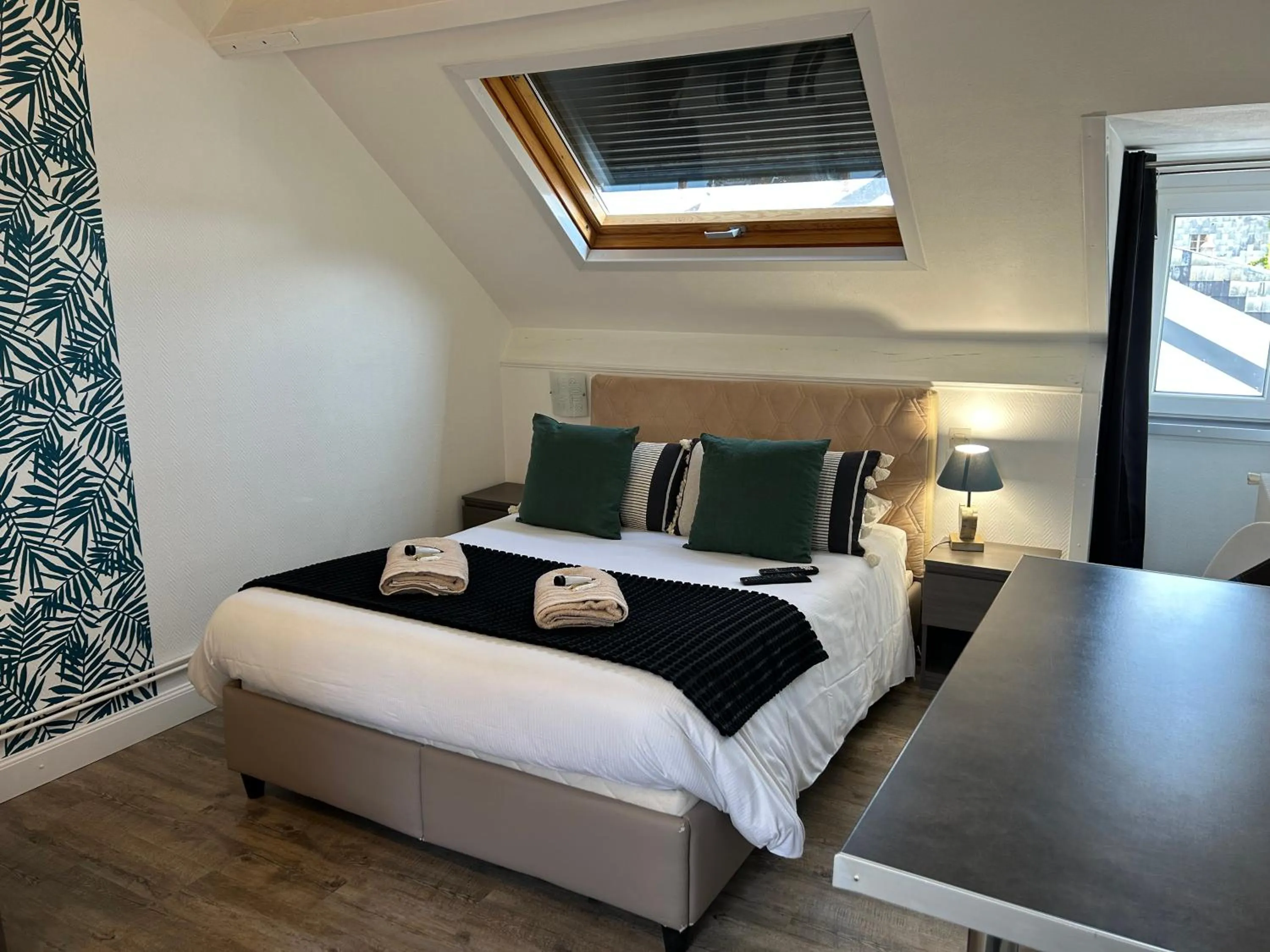 Photo of the whole room, Bed in Hôtel et Appart 'hôtel Chez Gino ETAPLES-Le Touquet