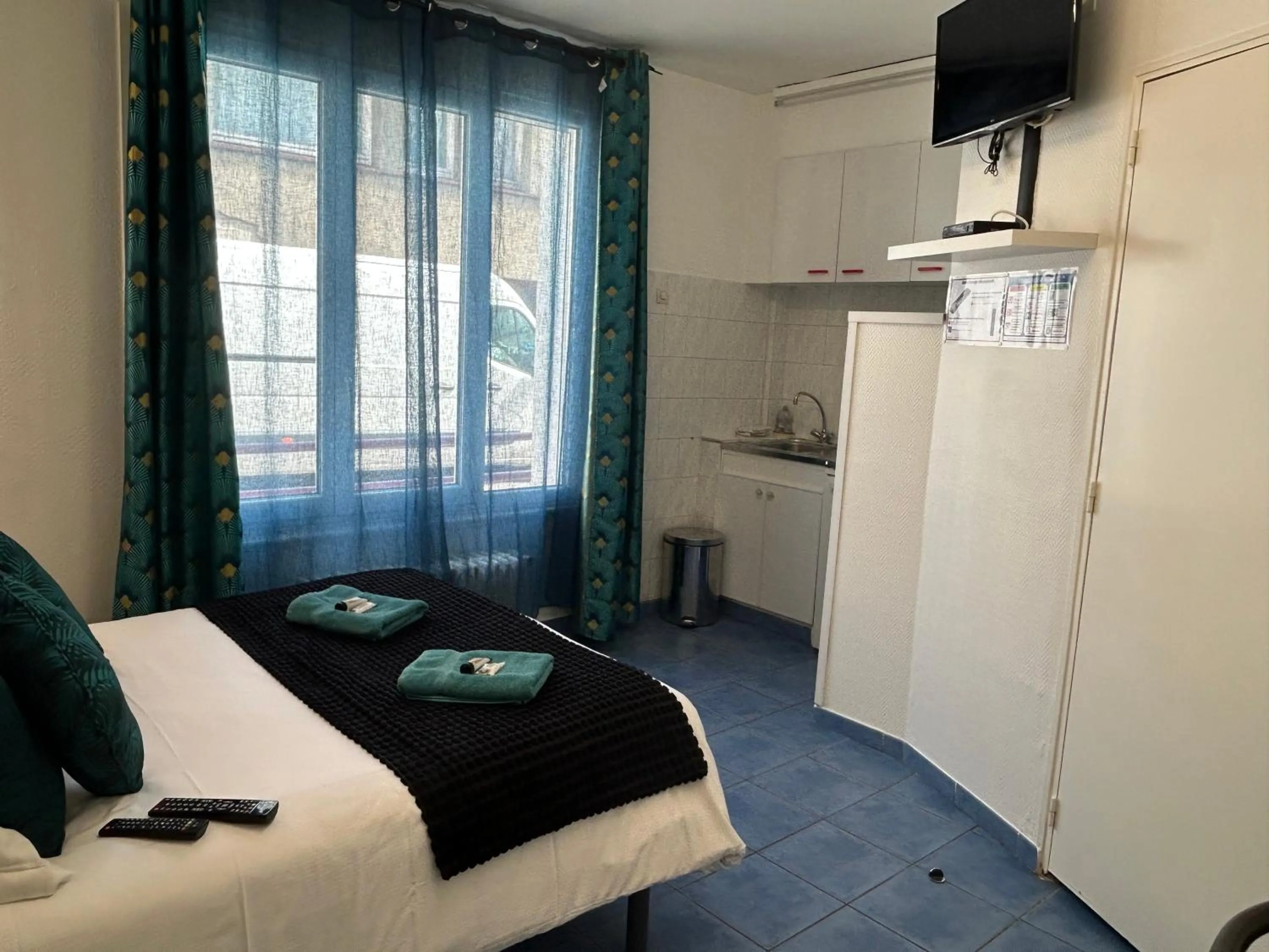 Photo of the whole room, Bed in Hôtel et Appart 'hôtel Chez Gino ETAPLES-Le Touquet