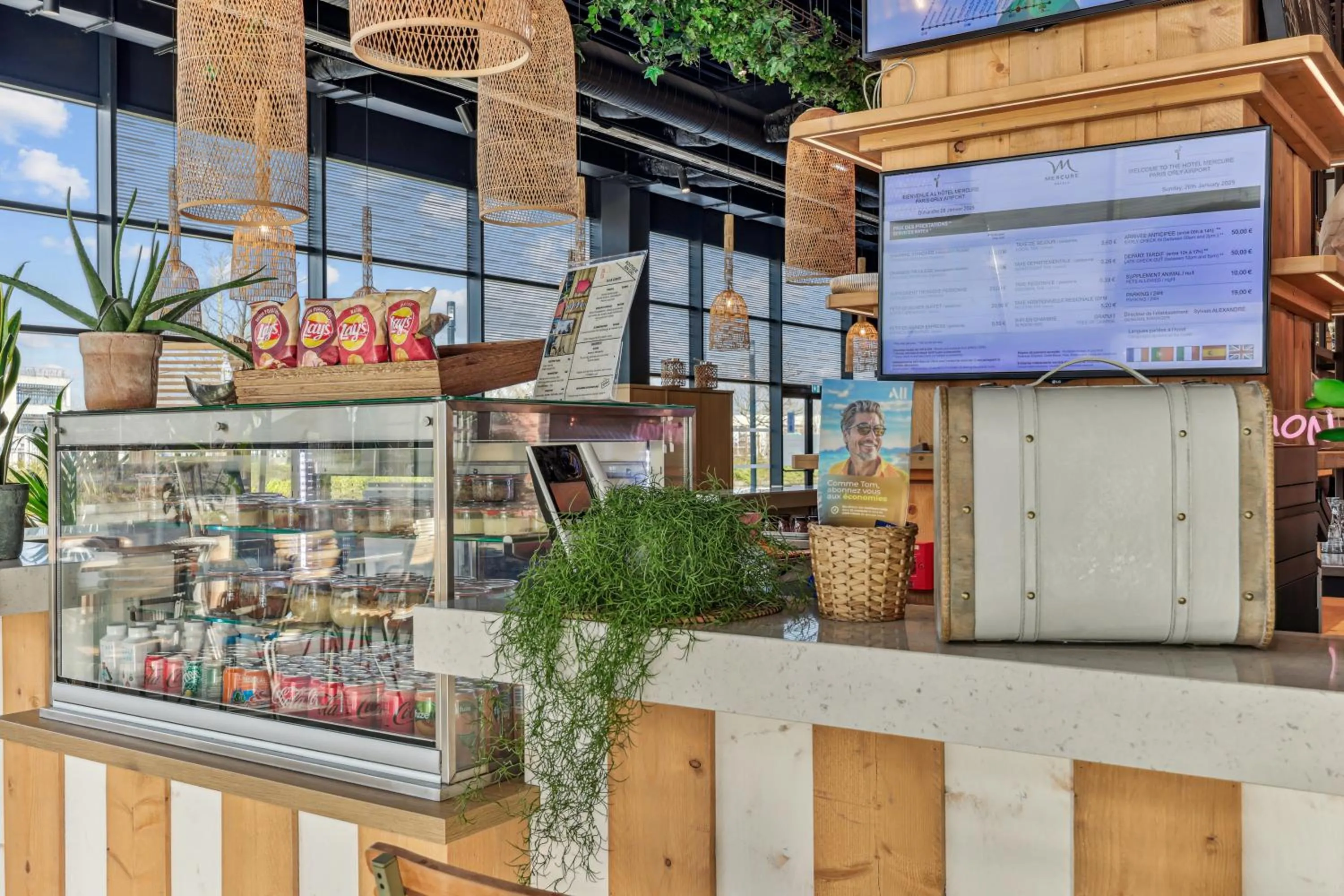 Restaurant/places to eat in Mercure Paris Orly Airport