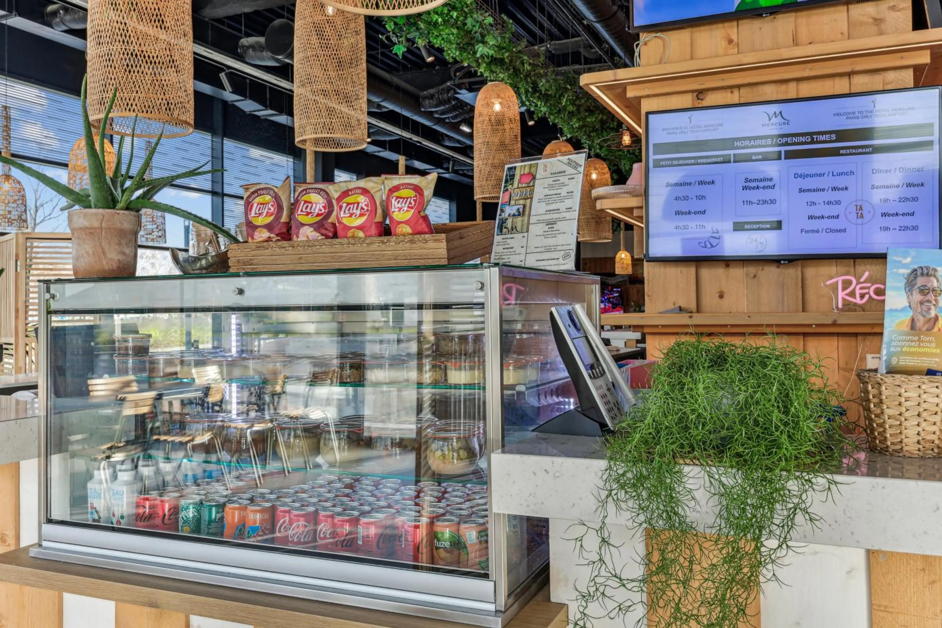 Lounge or bar in Mercure Paris Orly Airport