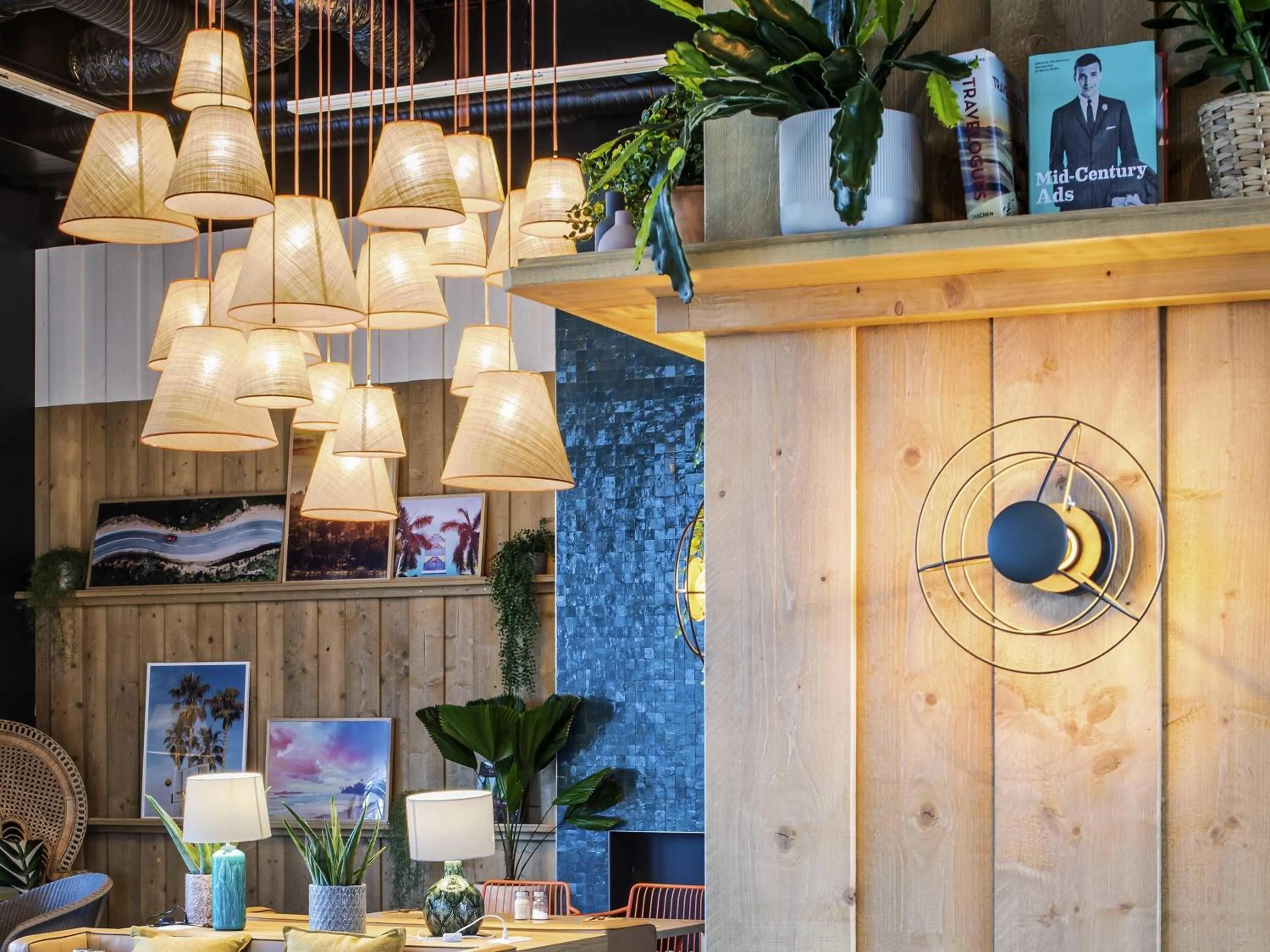 Restaurant/places to eat in Mercure Paris Orly Airport