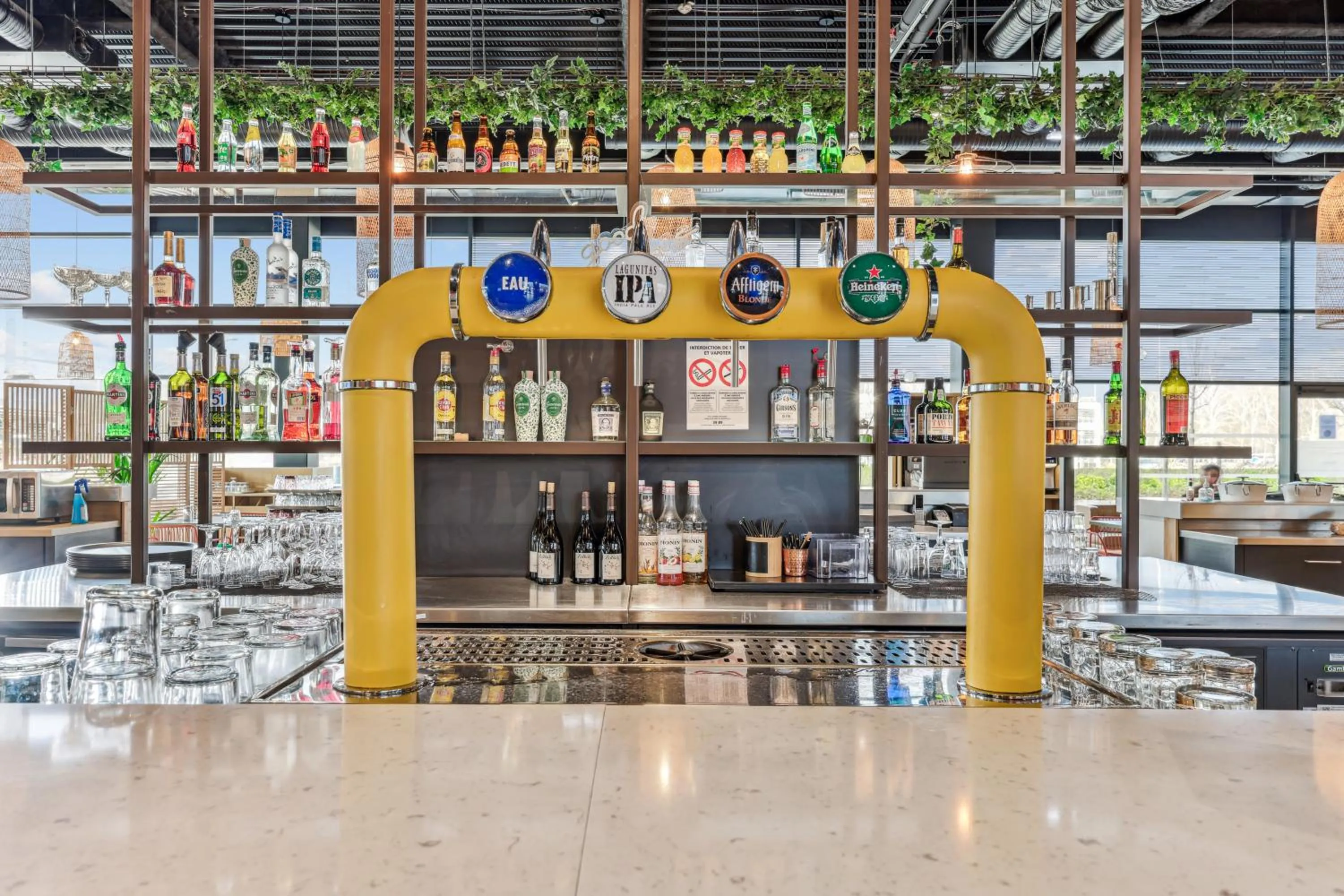 Lounge or bar in Mercure Paris Orly Airport