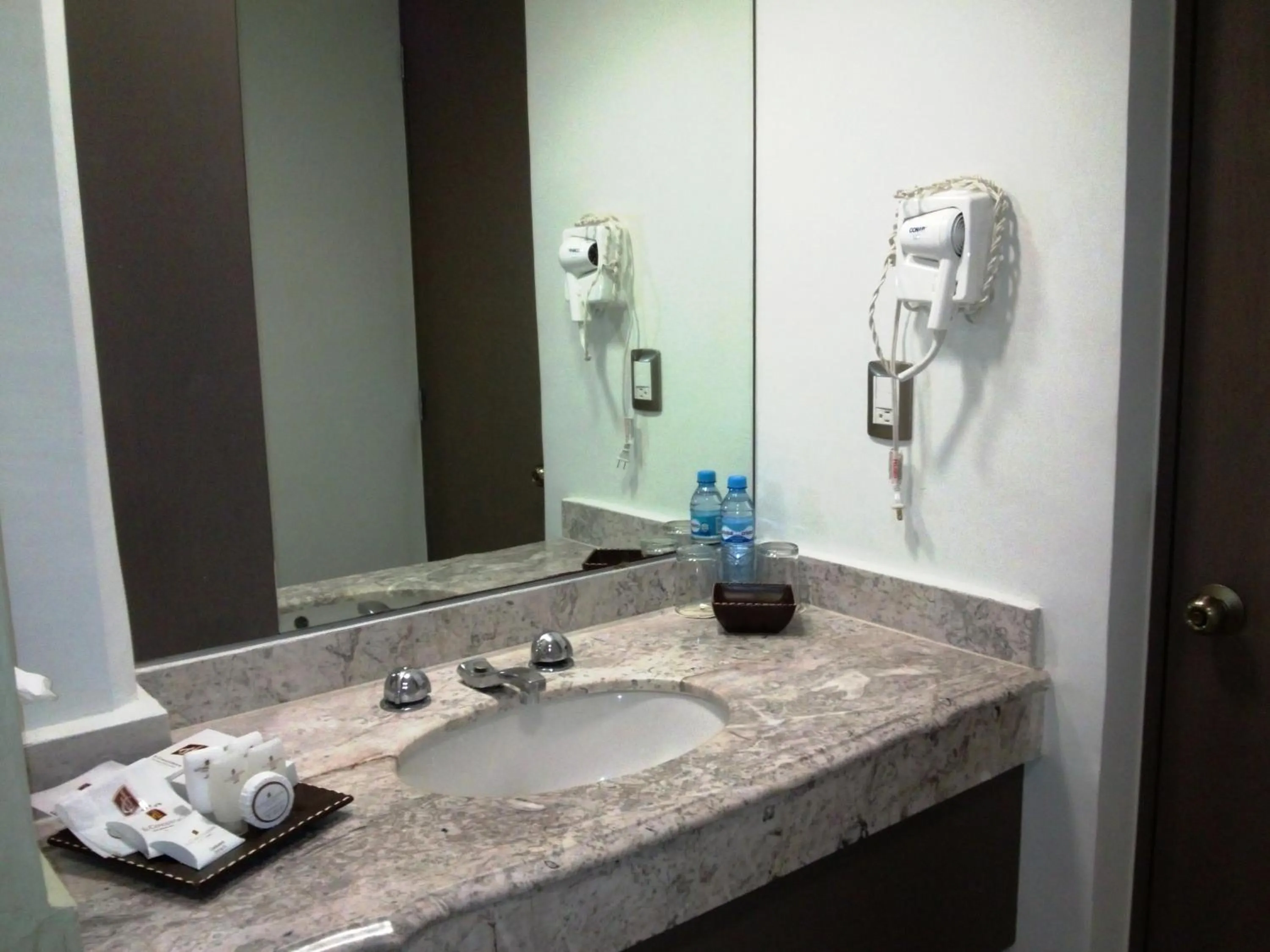 Toilet in Hotel El Conquistador del Paseo de Montejo