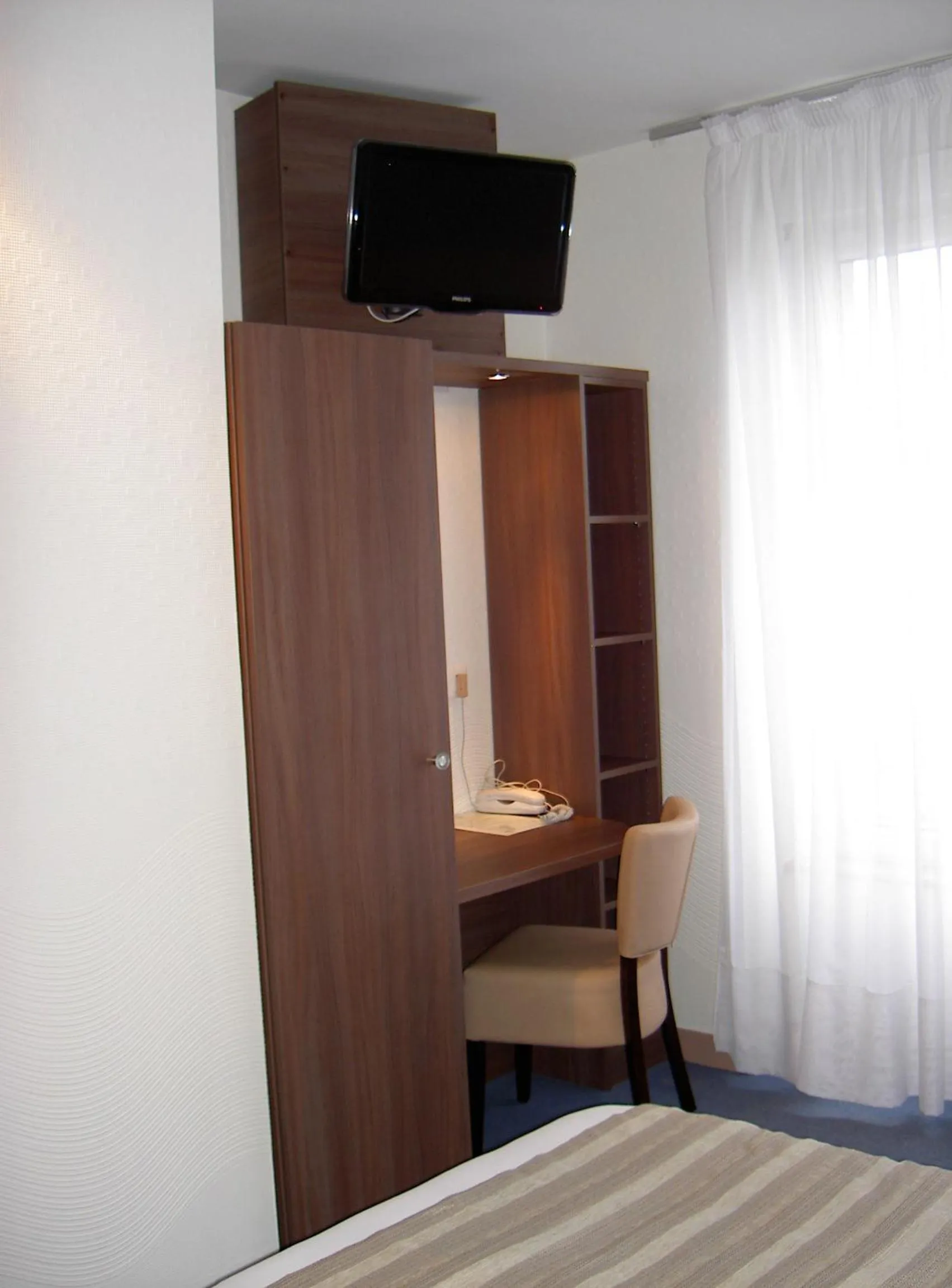 TV and multimedia, Bed in Cit'Hotel Du Port Rhu