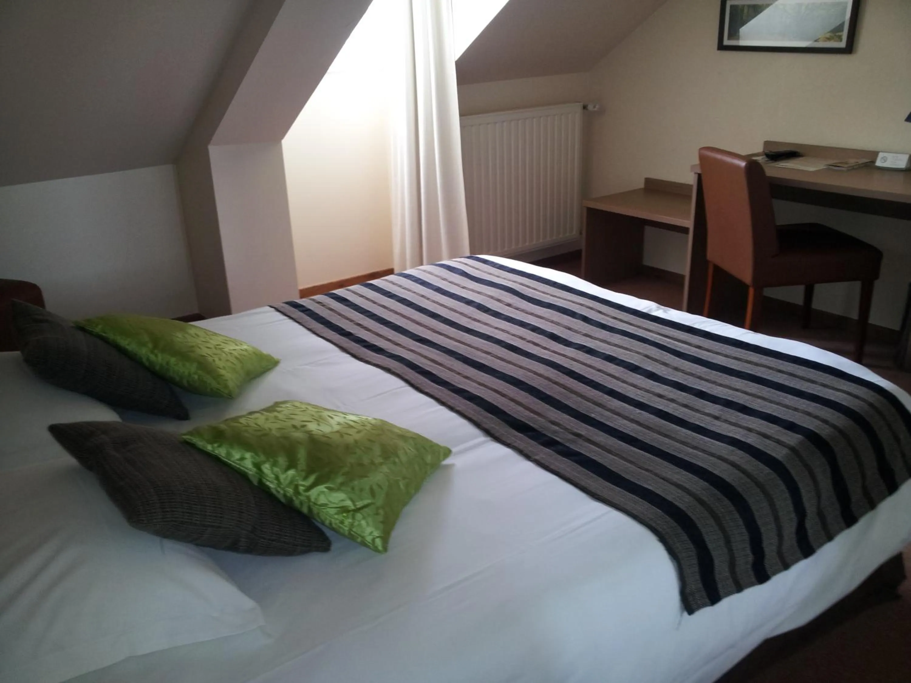 Bed in Cit'Hotel Du Port Rhu