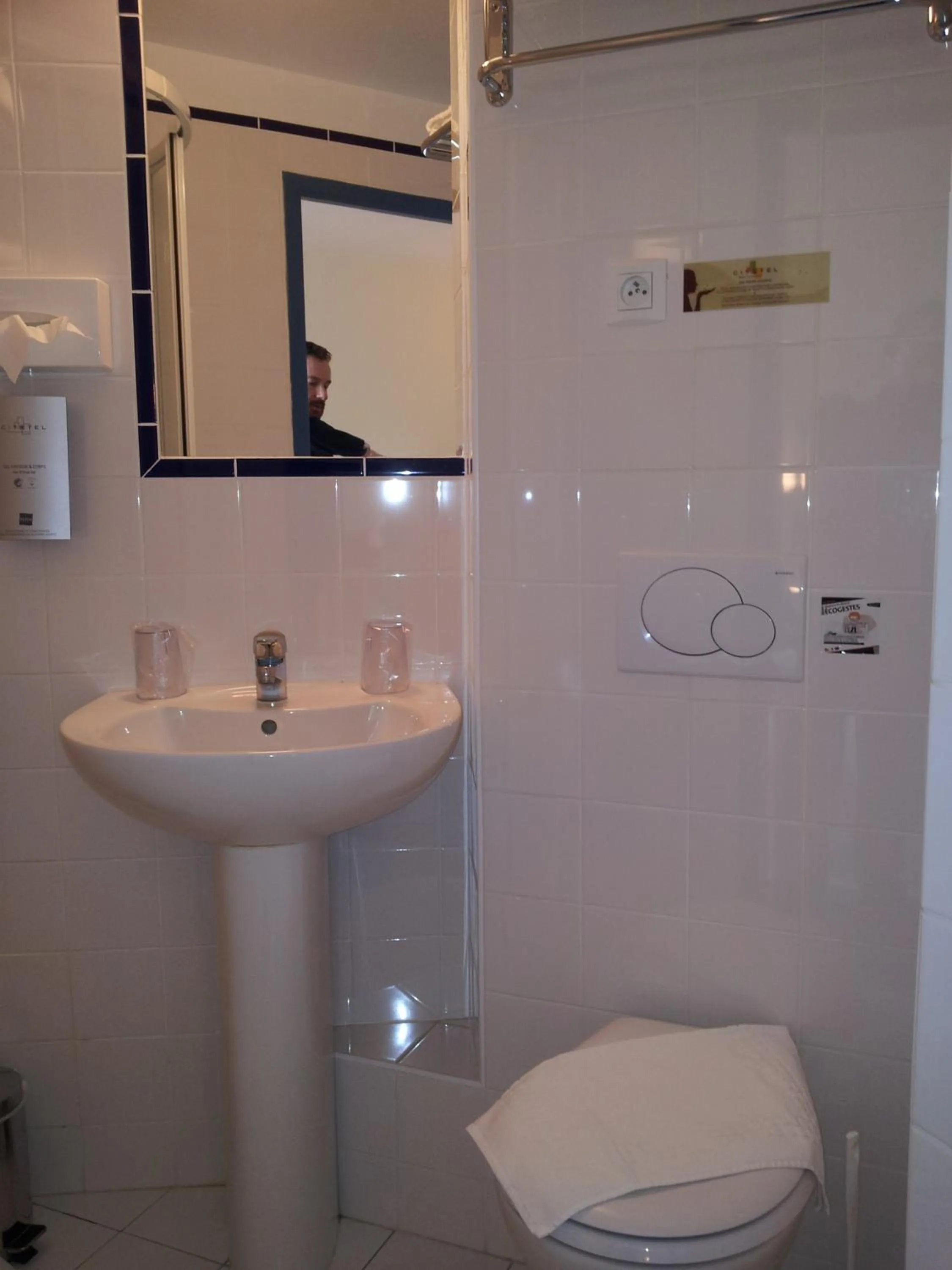 Bathroom in Cit'Hotel Du Port Rhu