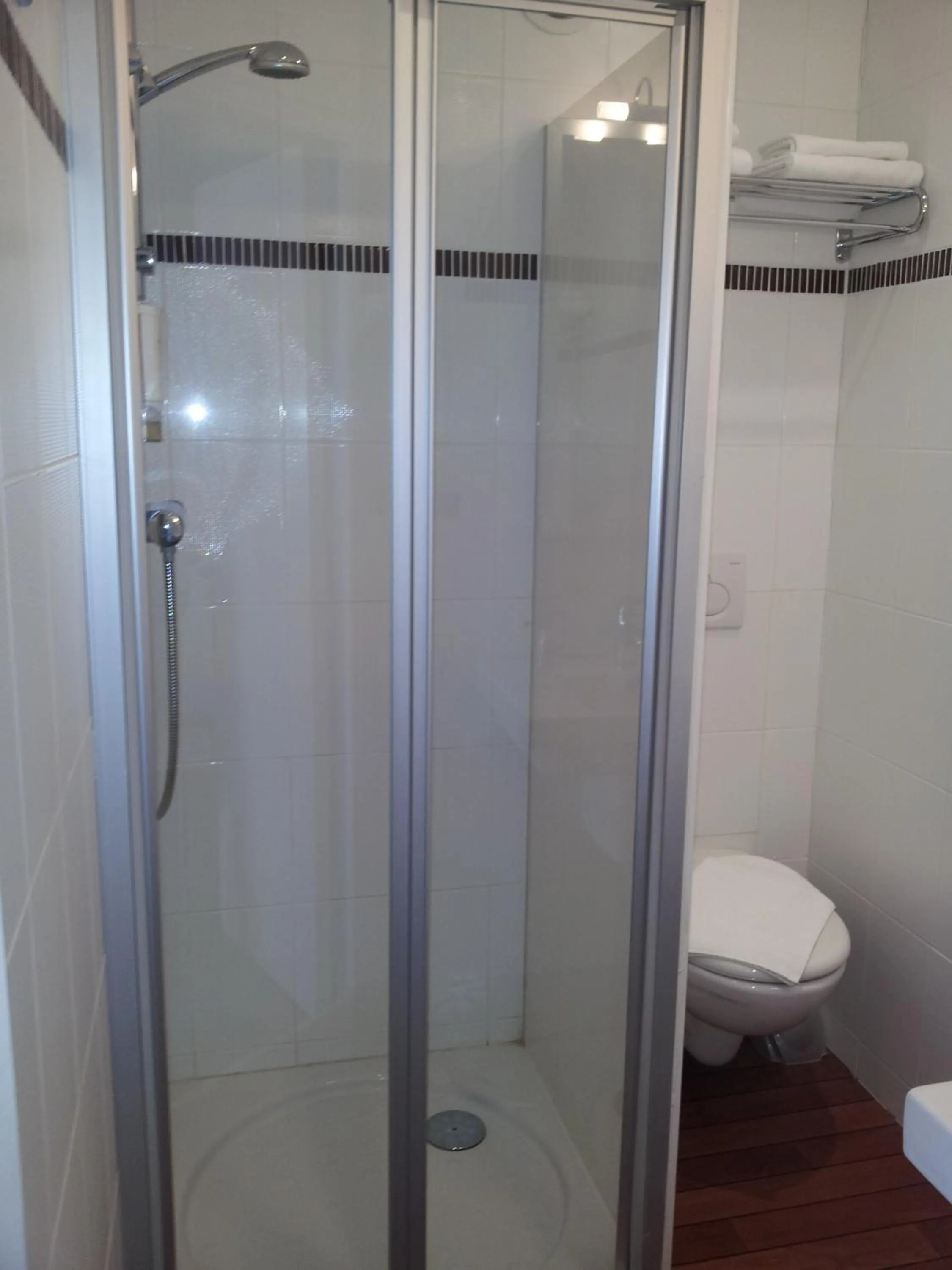 Bathroom in Cit'Hotel Du Port Rhu