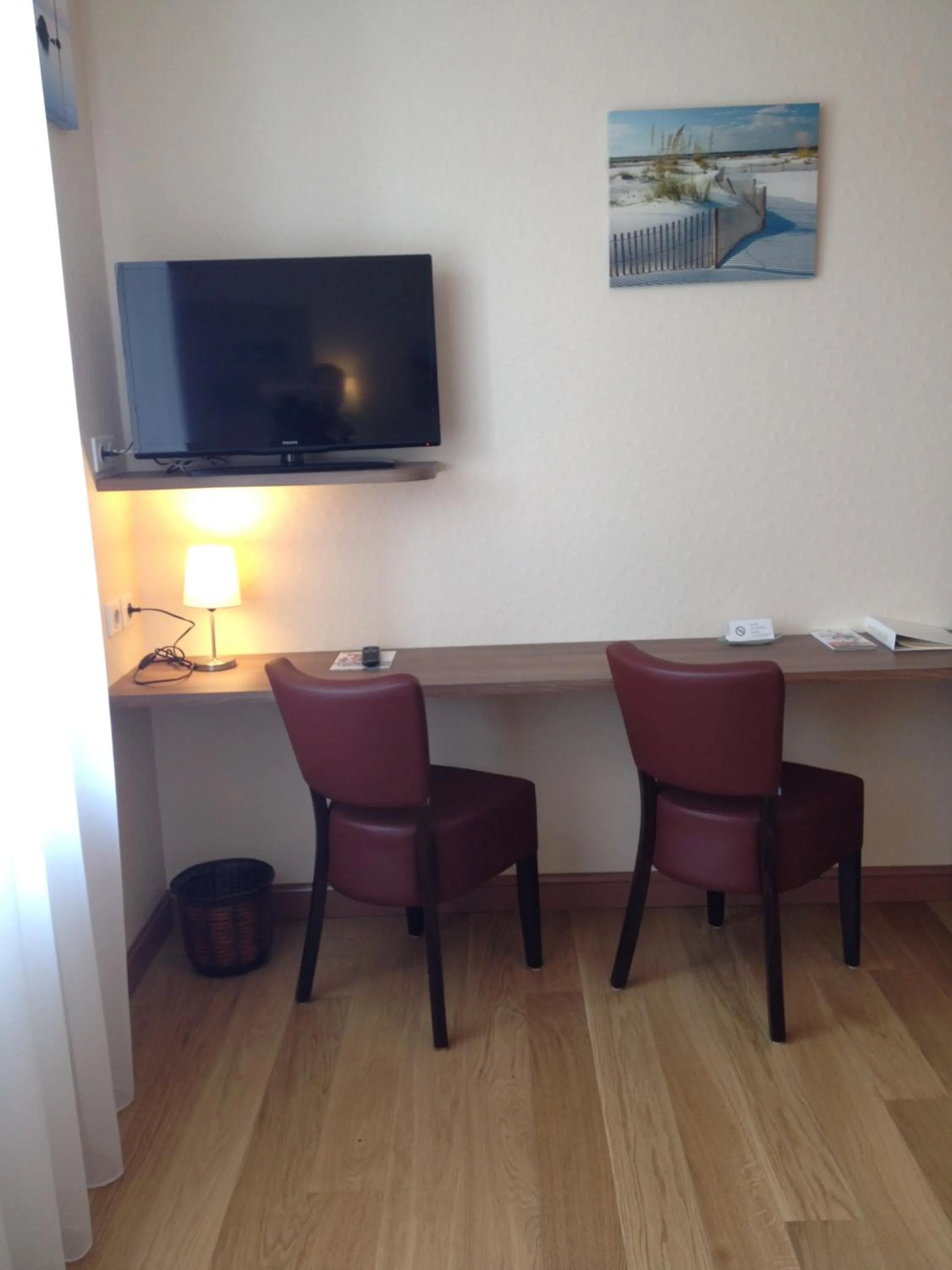 TV and multimedia in Cit'Hotel Du Port Rhu