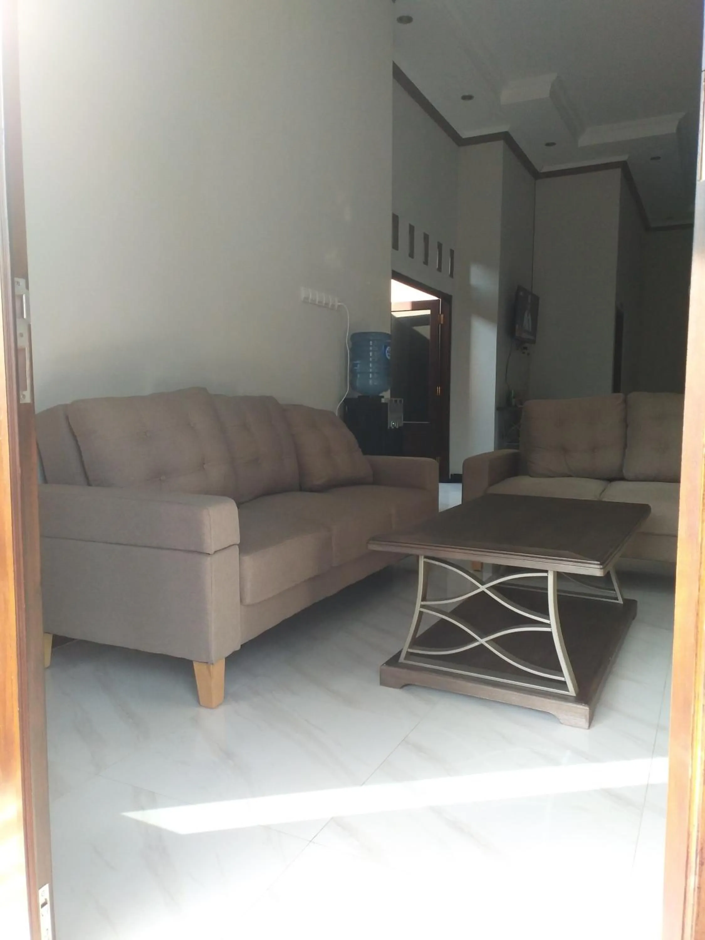 Living room in Homestay Purbalingga Tengah Kota by Simply Homy