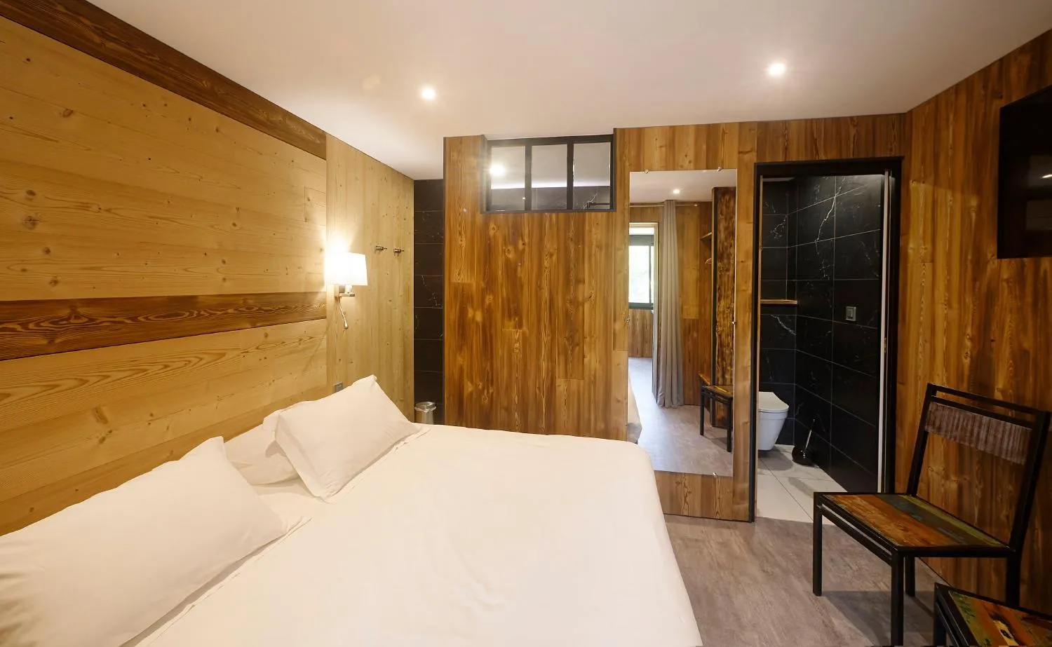 Bed in Hotel du Lac Foix