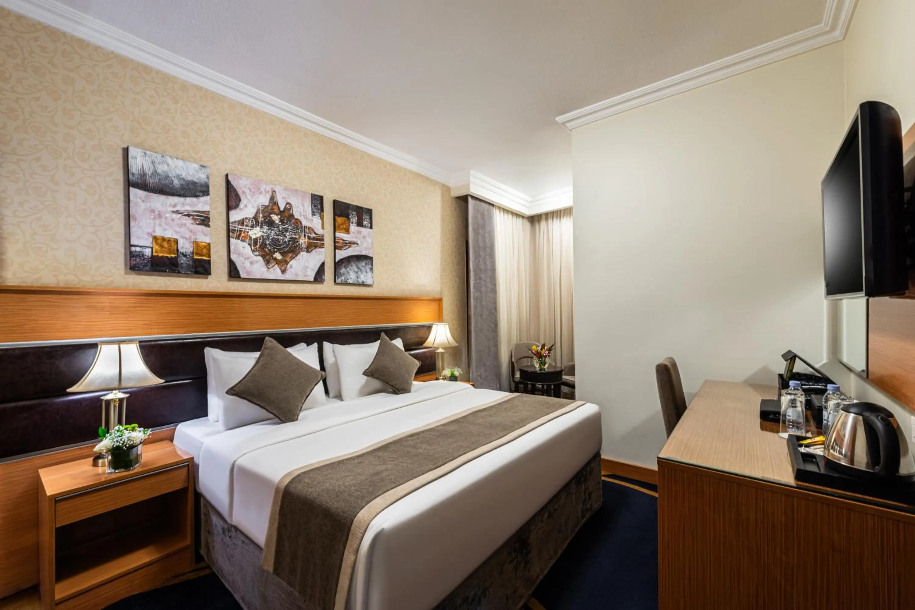 Bedroom, Bed in Golden Tulip Al Shakreen