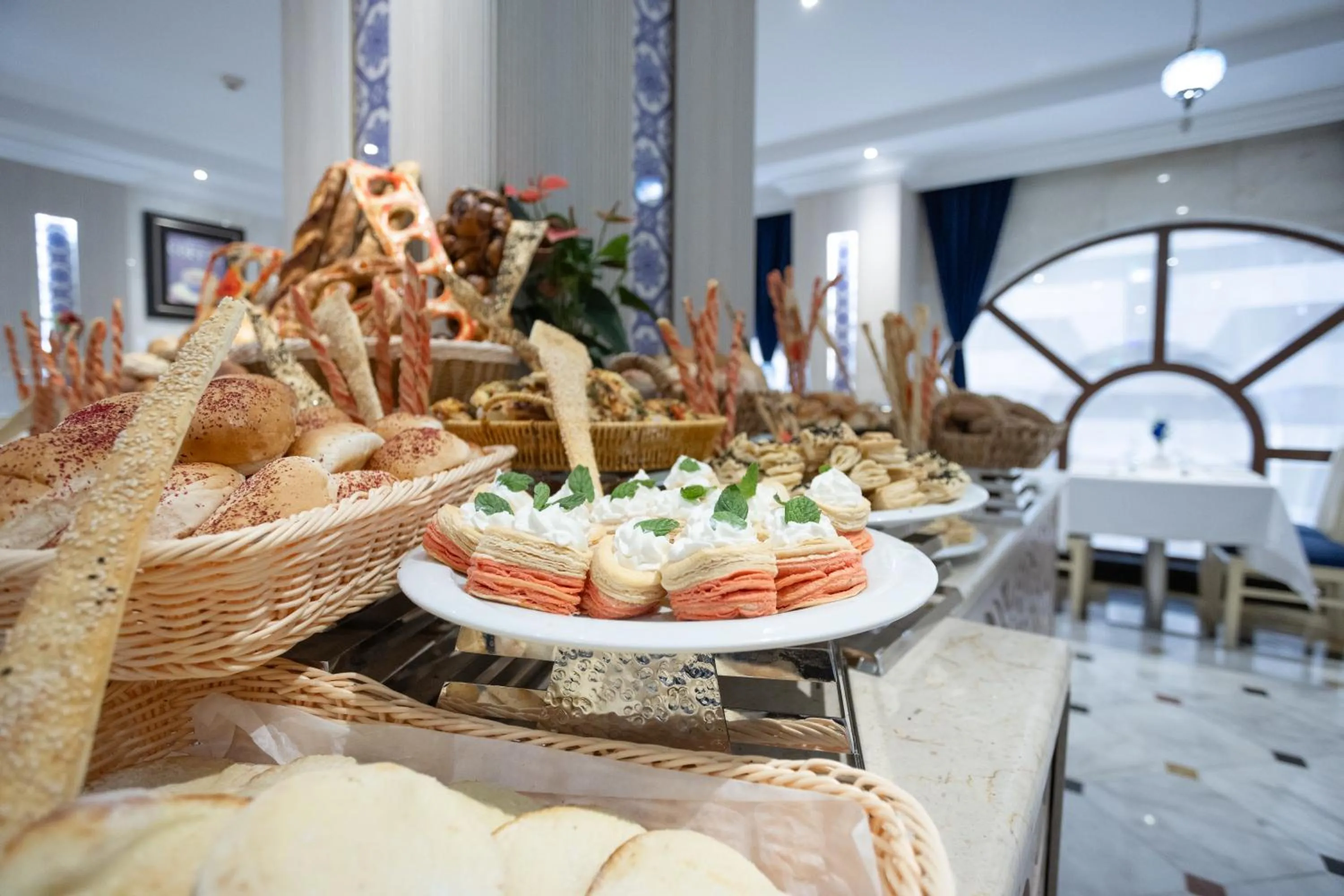 Buffet breakfast in Golden Tulip Al Shakreen