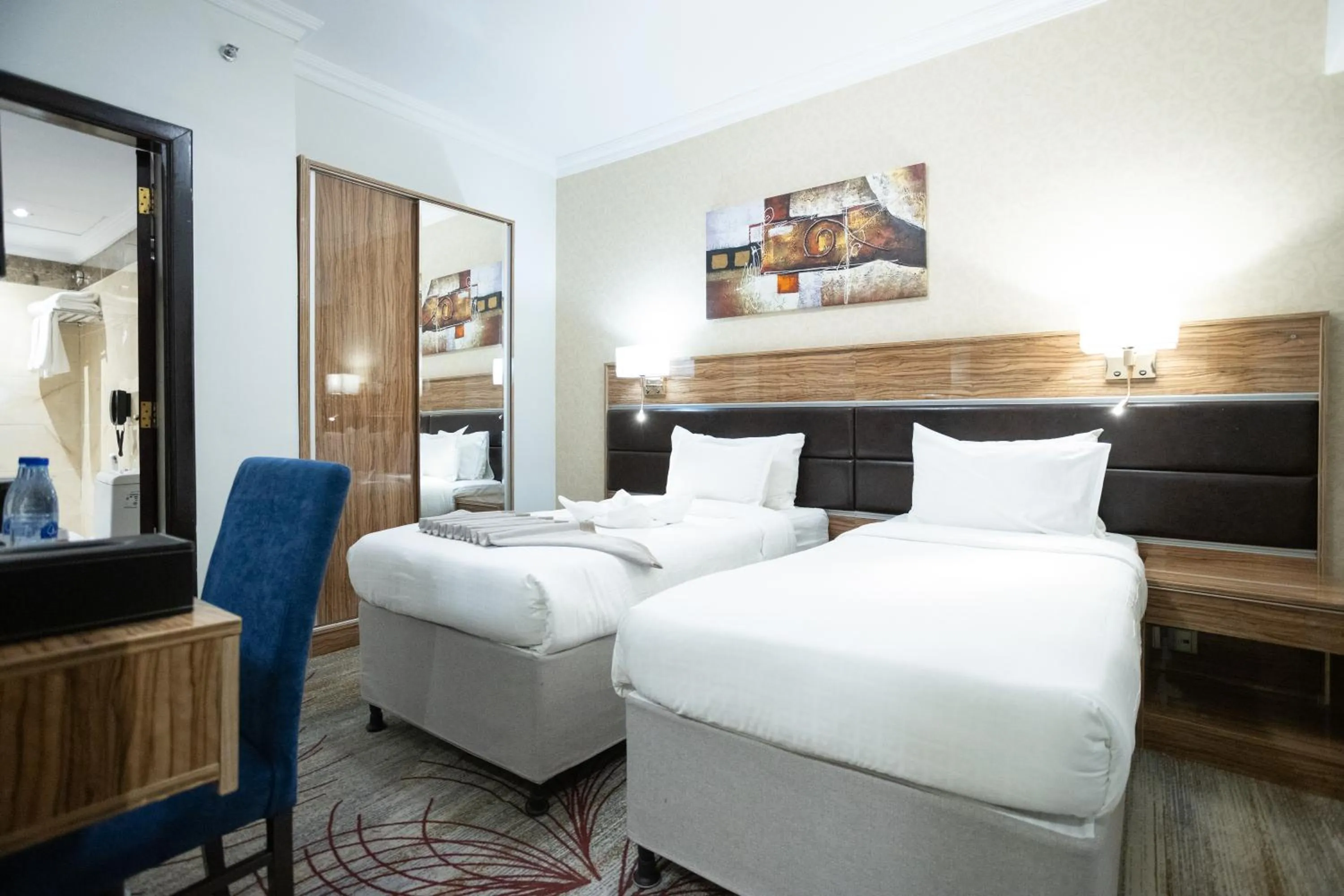 Photo of the whole room, Bed in Golden Tulip Al Shakreen