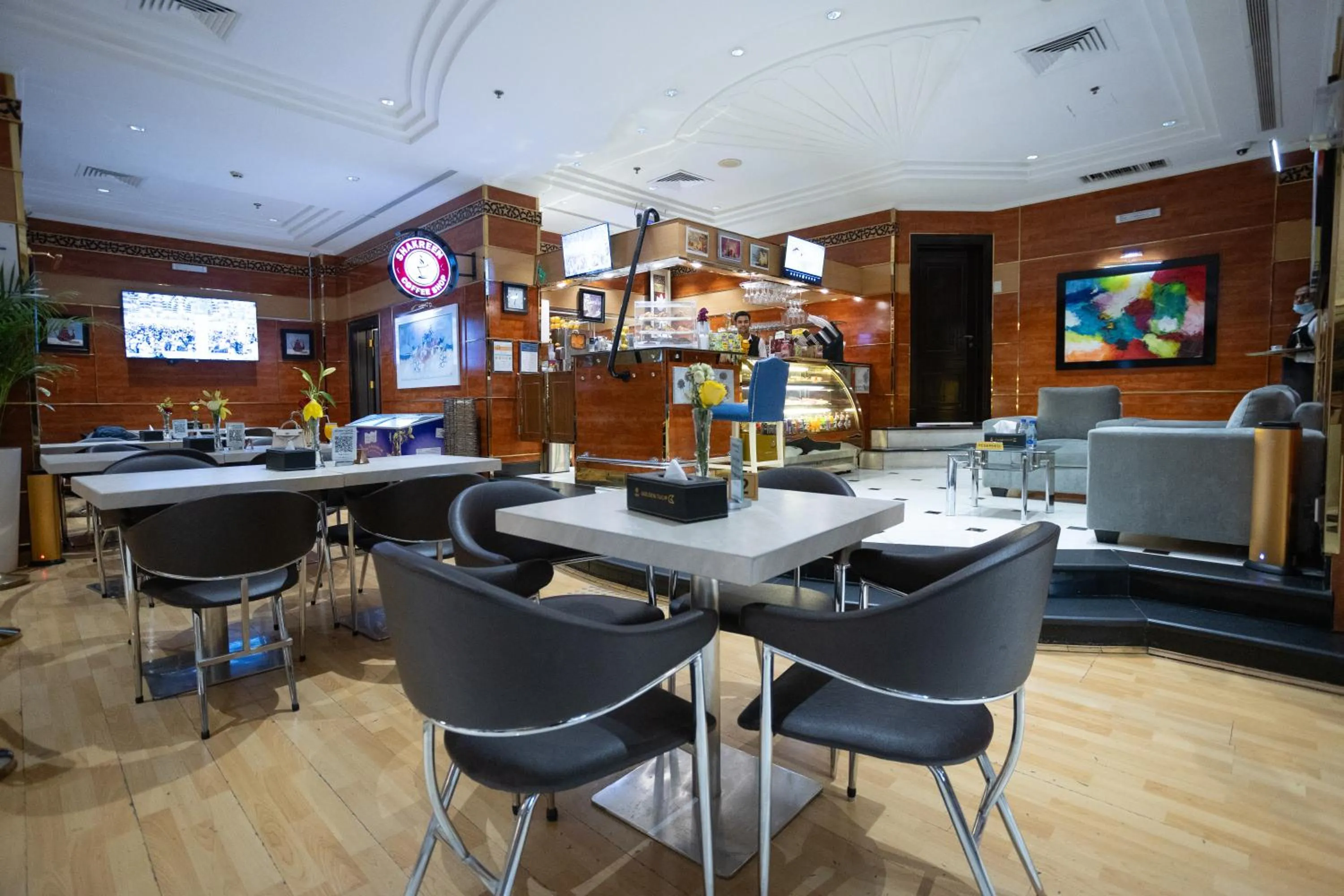 Lounge or bar in Golden Tulip Al Shakreen