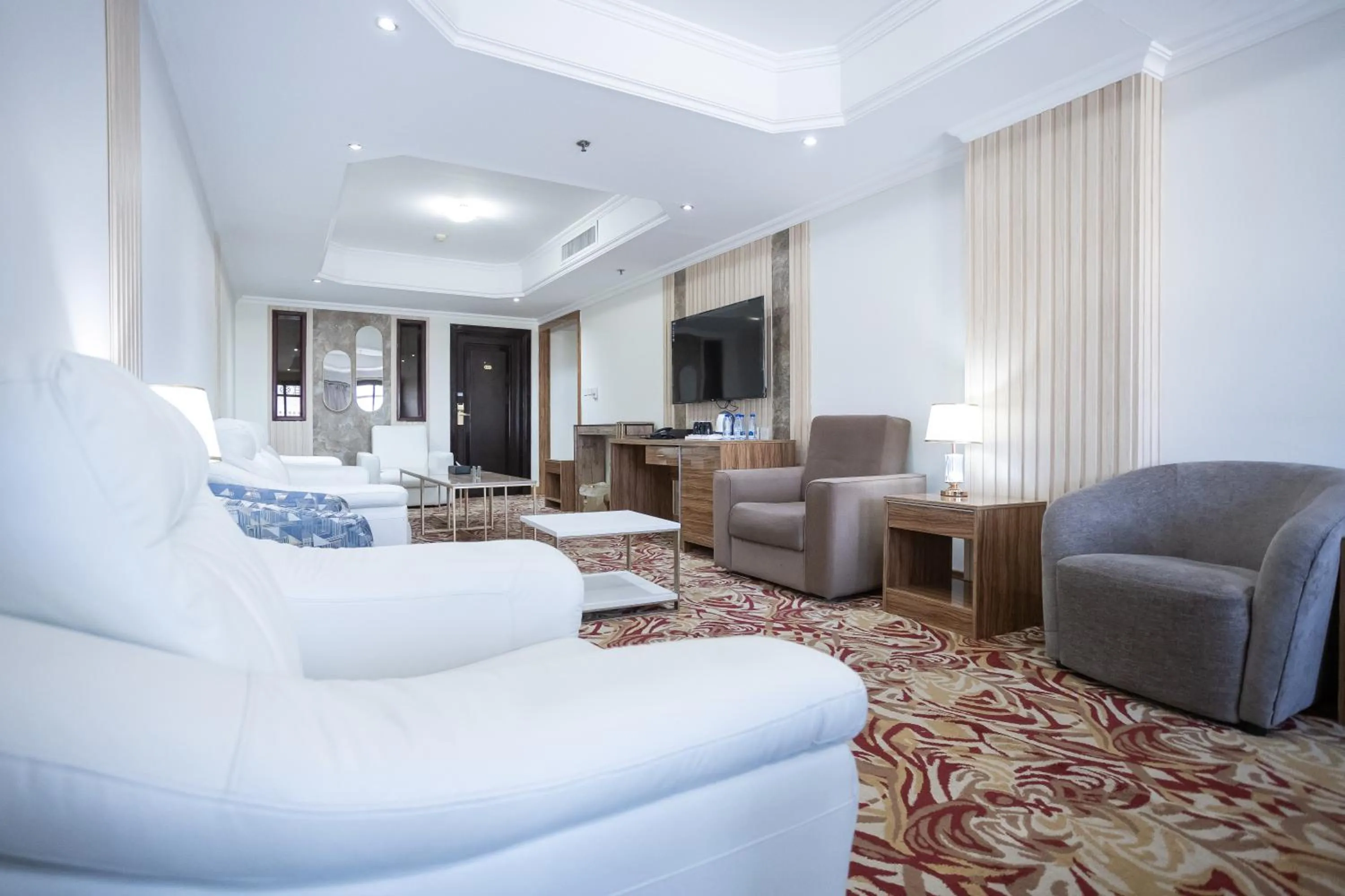 Seating area in Golden Tulip Al Shakreen