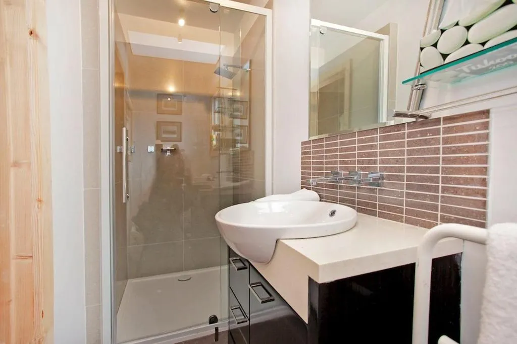 Shower in Robinson Cottage