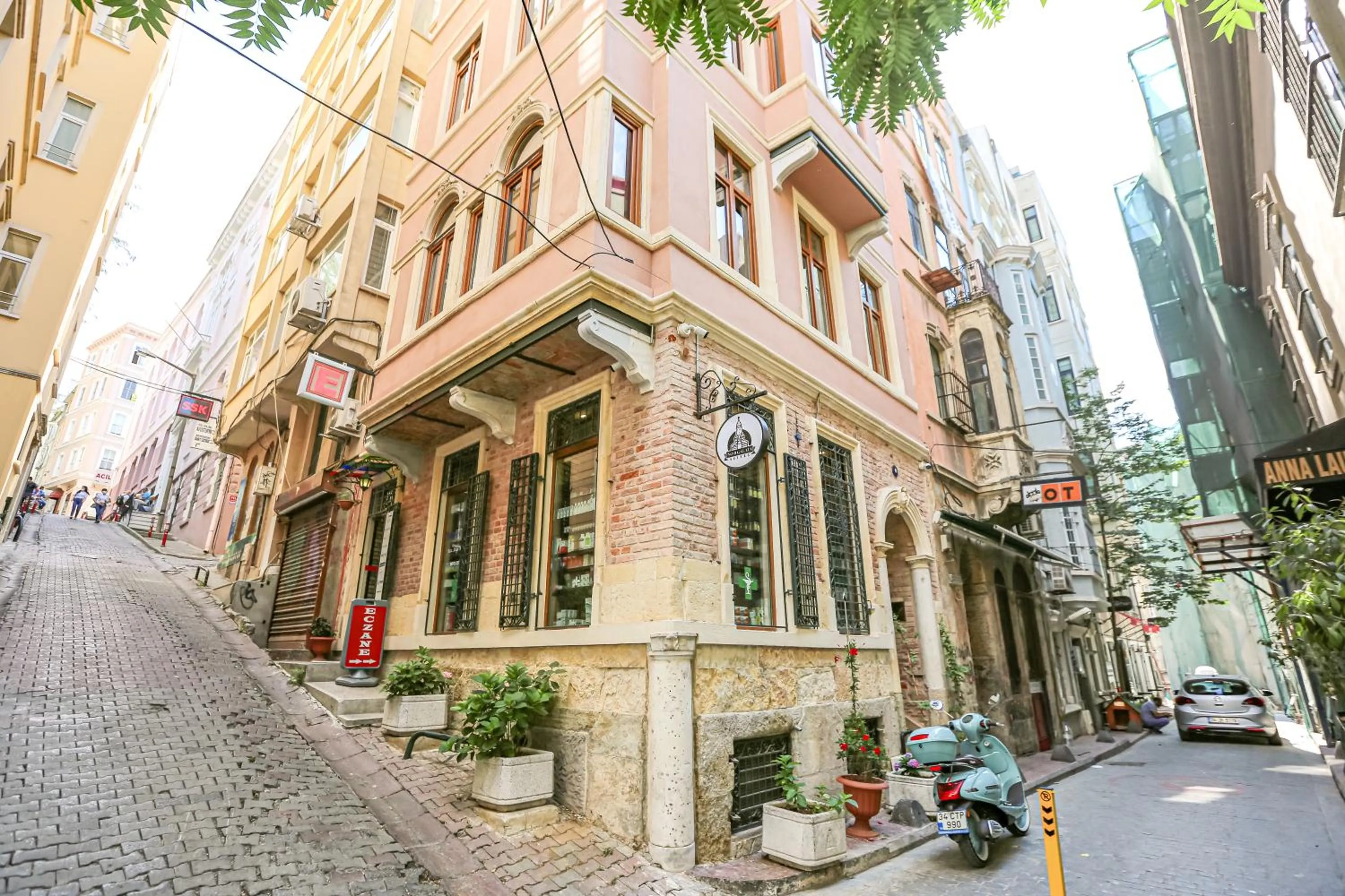 Property building in No 8 Galata