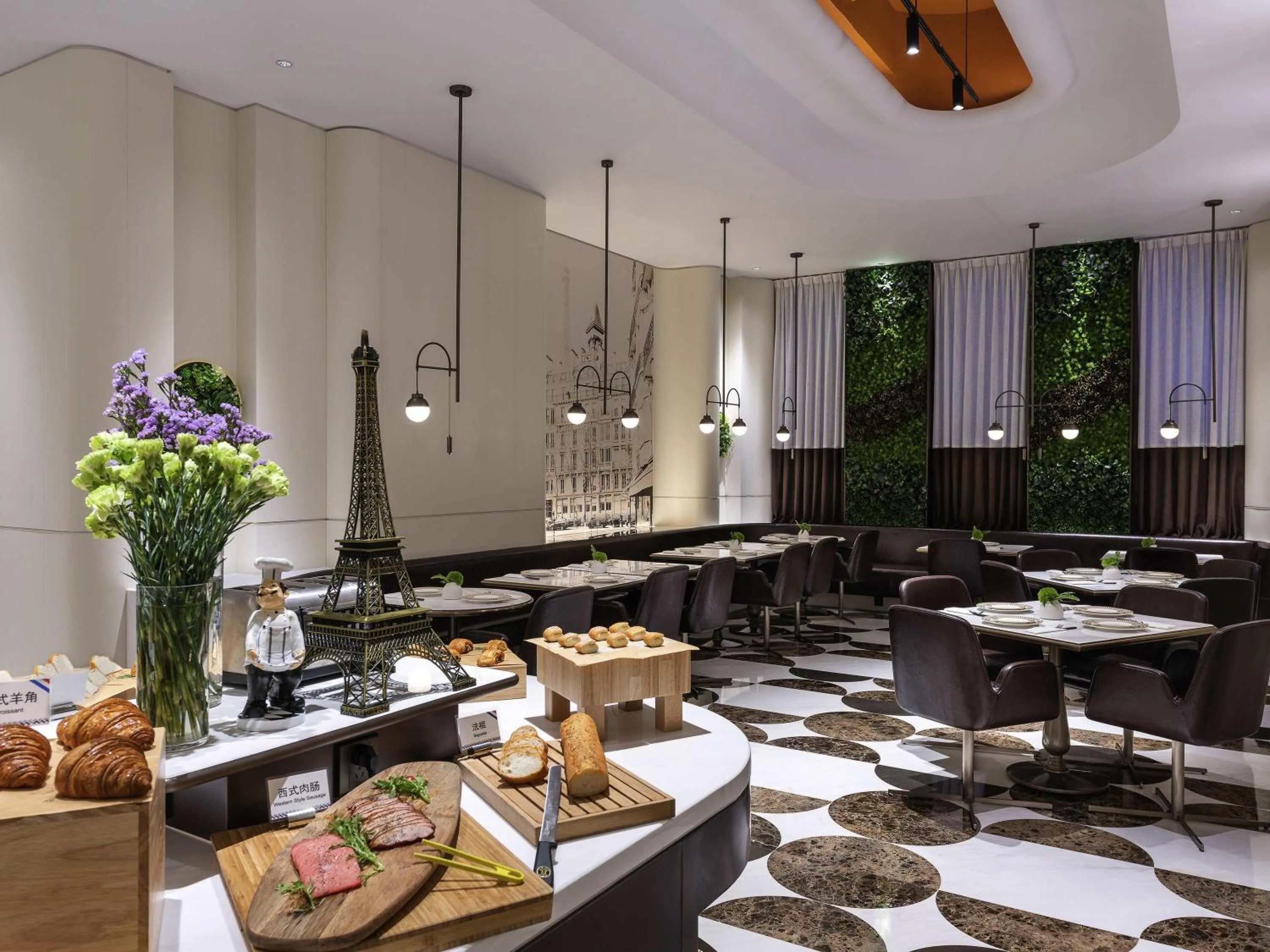 Restaurant/places to eat in Mercure Shanghai Hongqiao Central