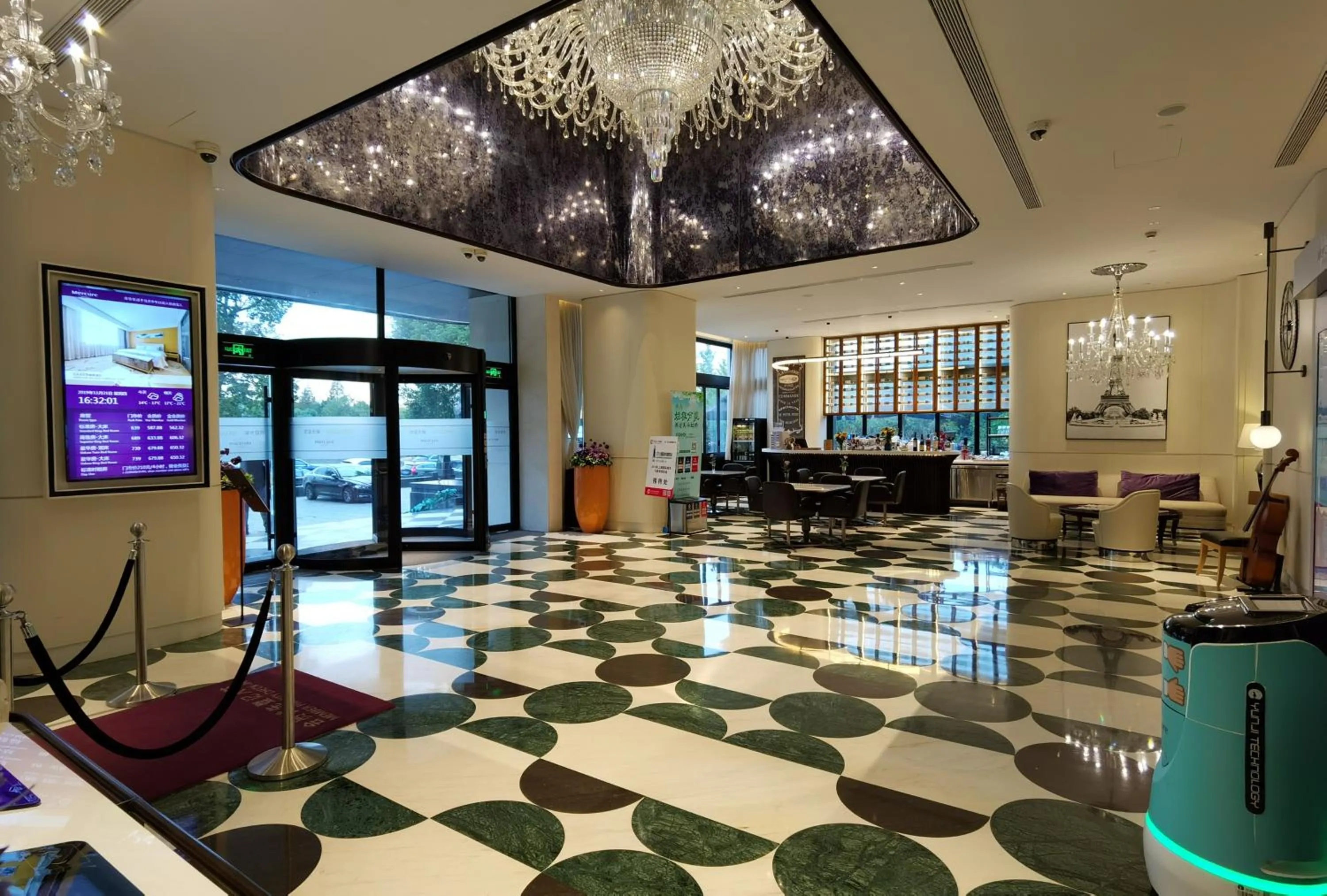 Lounge or bar in Mercure Shanghai Hongqiao Central