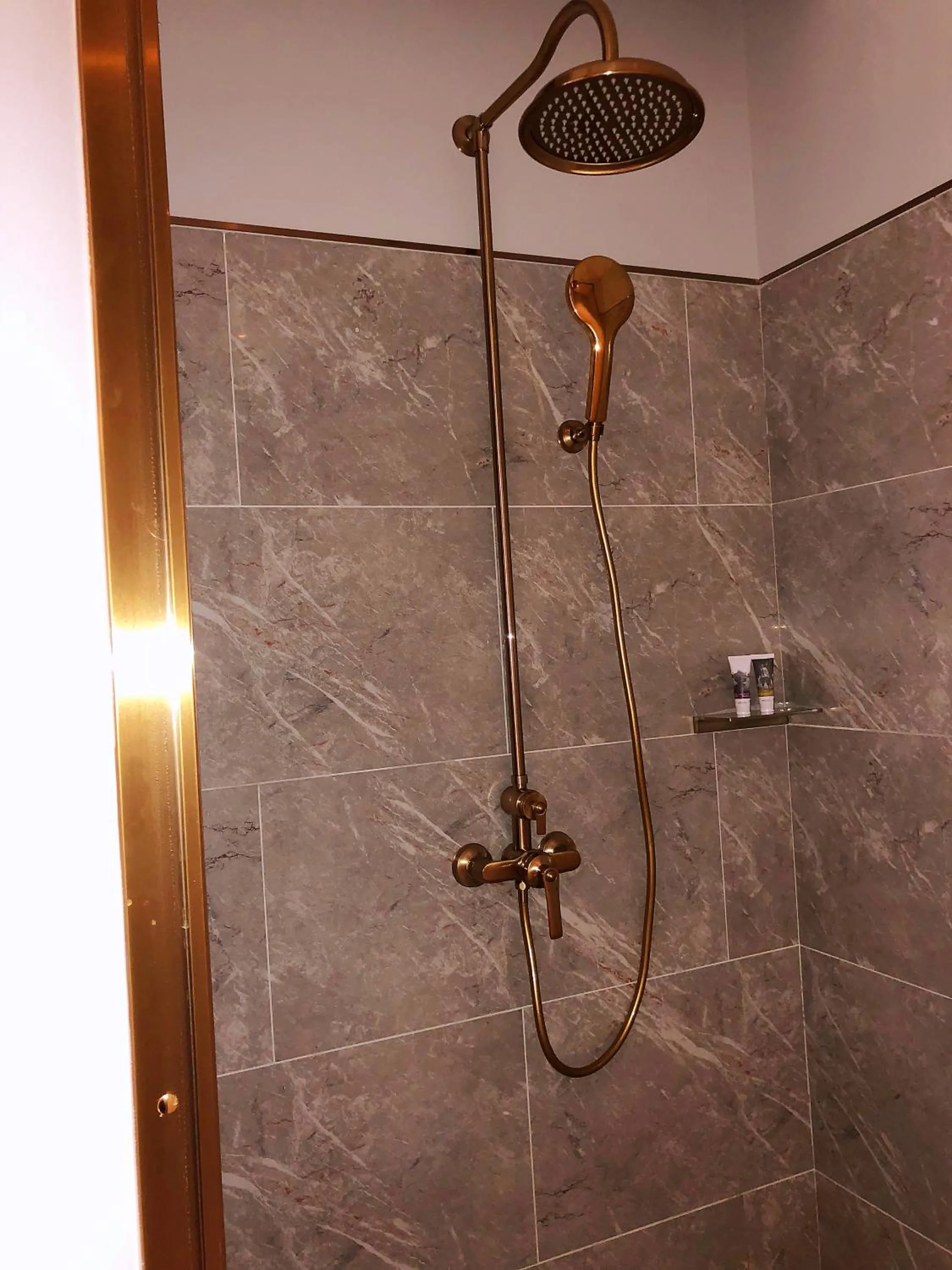 Shower in Mercure Shanghai Hongqiao Central