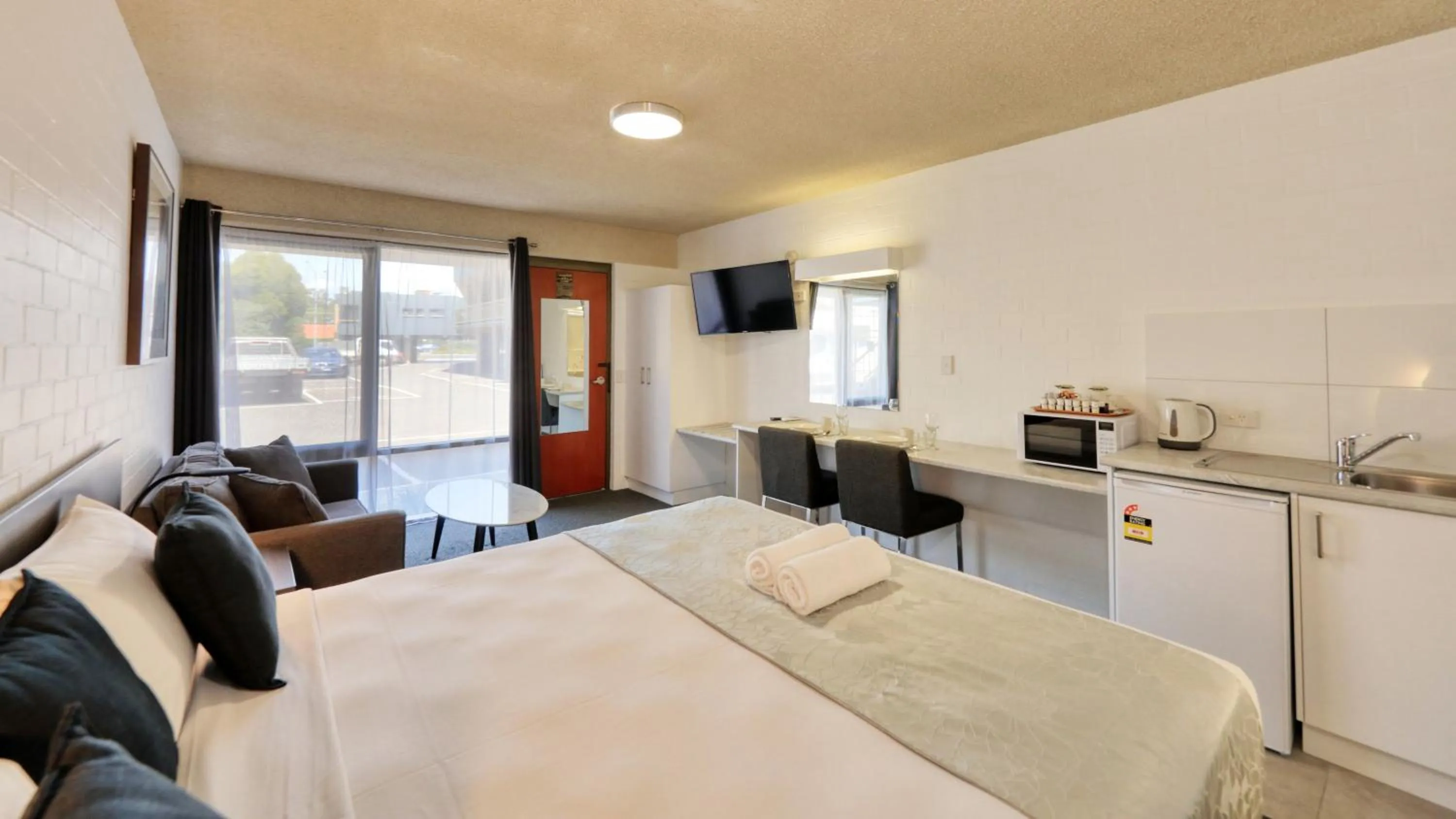 minibar, Bed in City Reach Motel