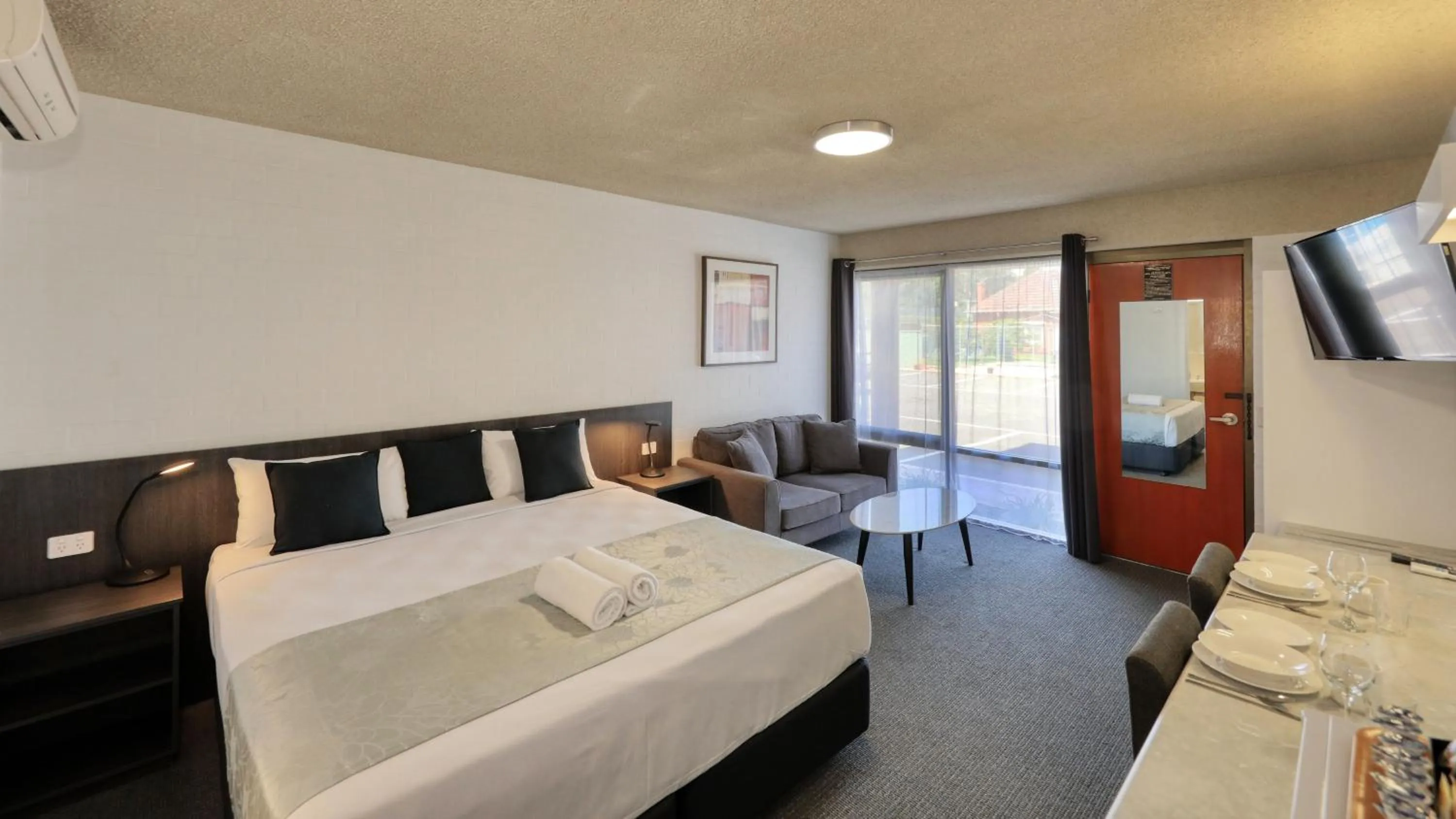 Bed in City Reach Motel