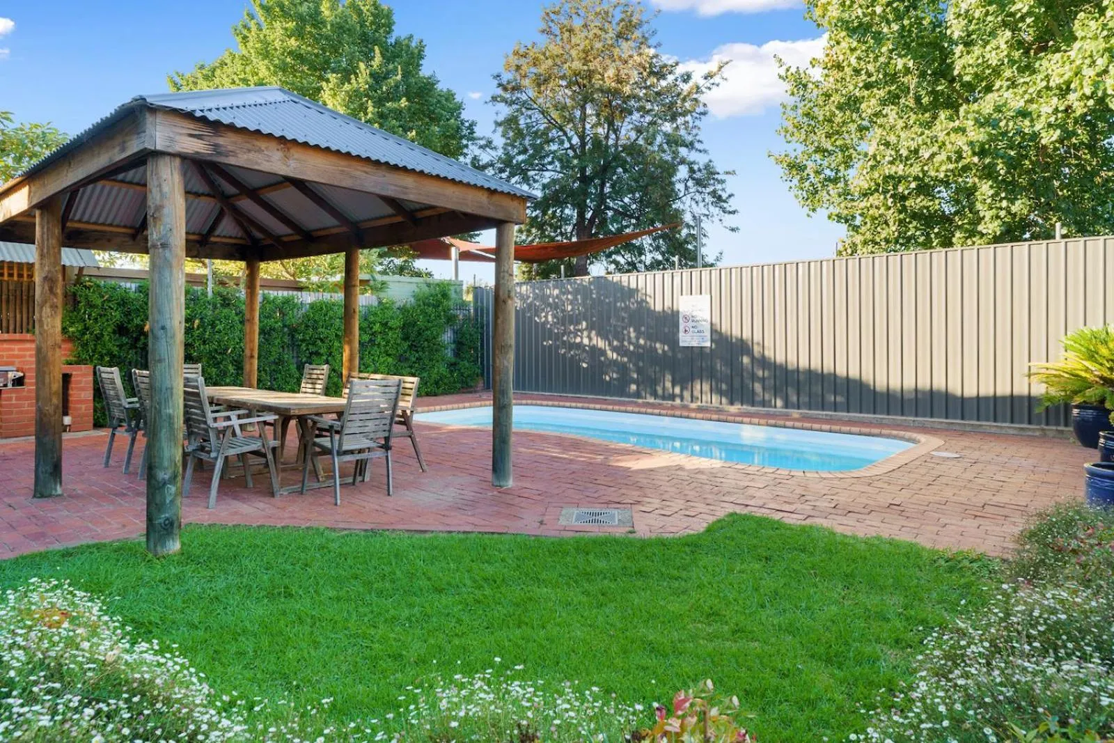 Swimming pool in City Reach Motel