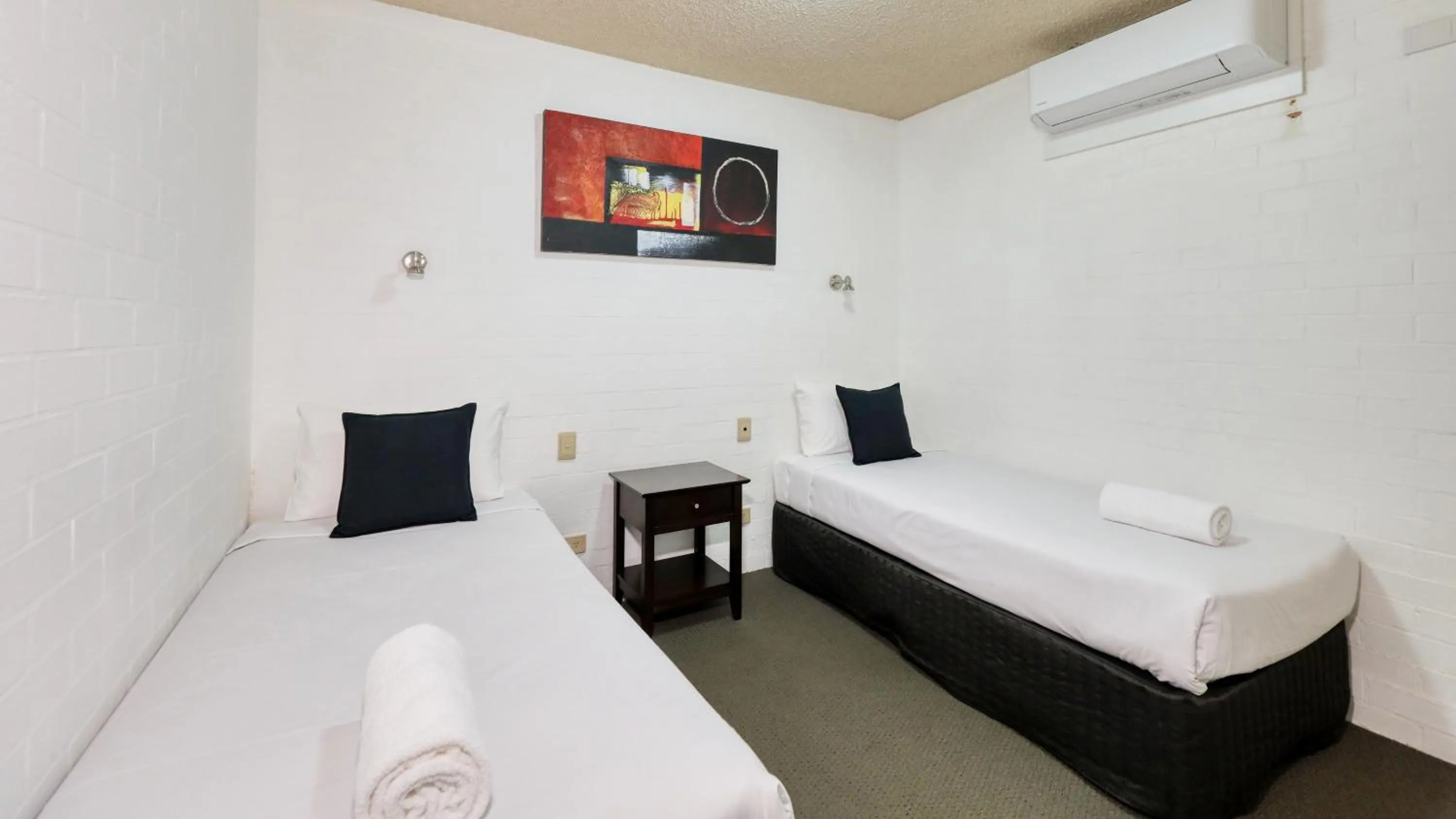 Bed in City Reach Motel