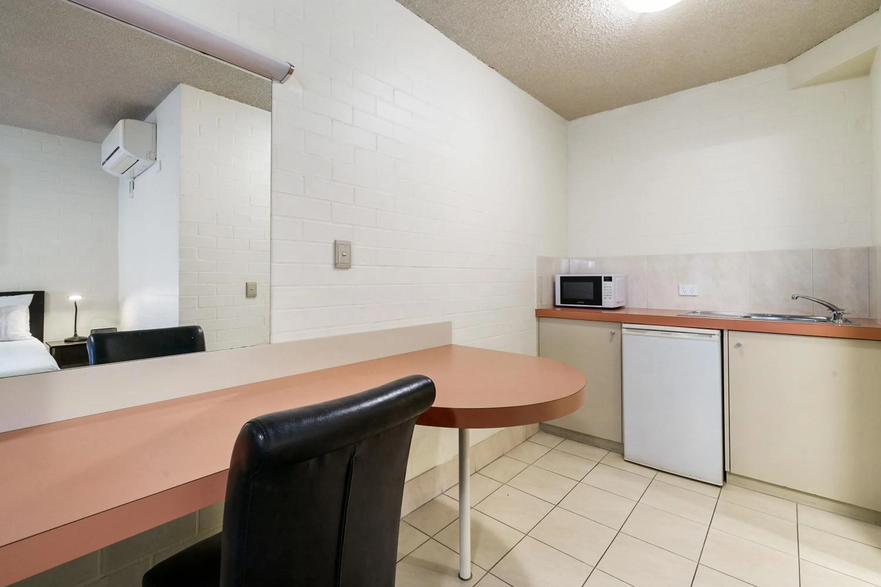 oven in City Reach Motel