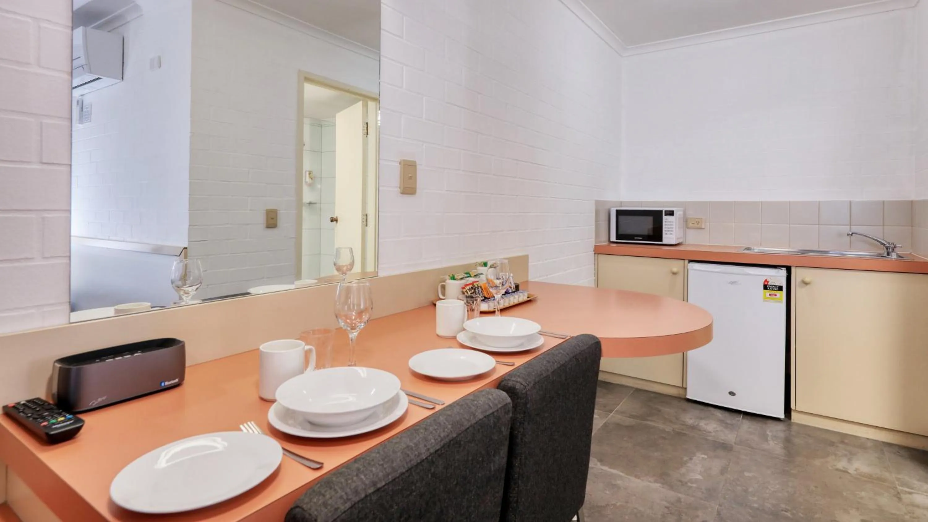 Kitchen or kitchenette in City Reach Motel