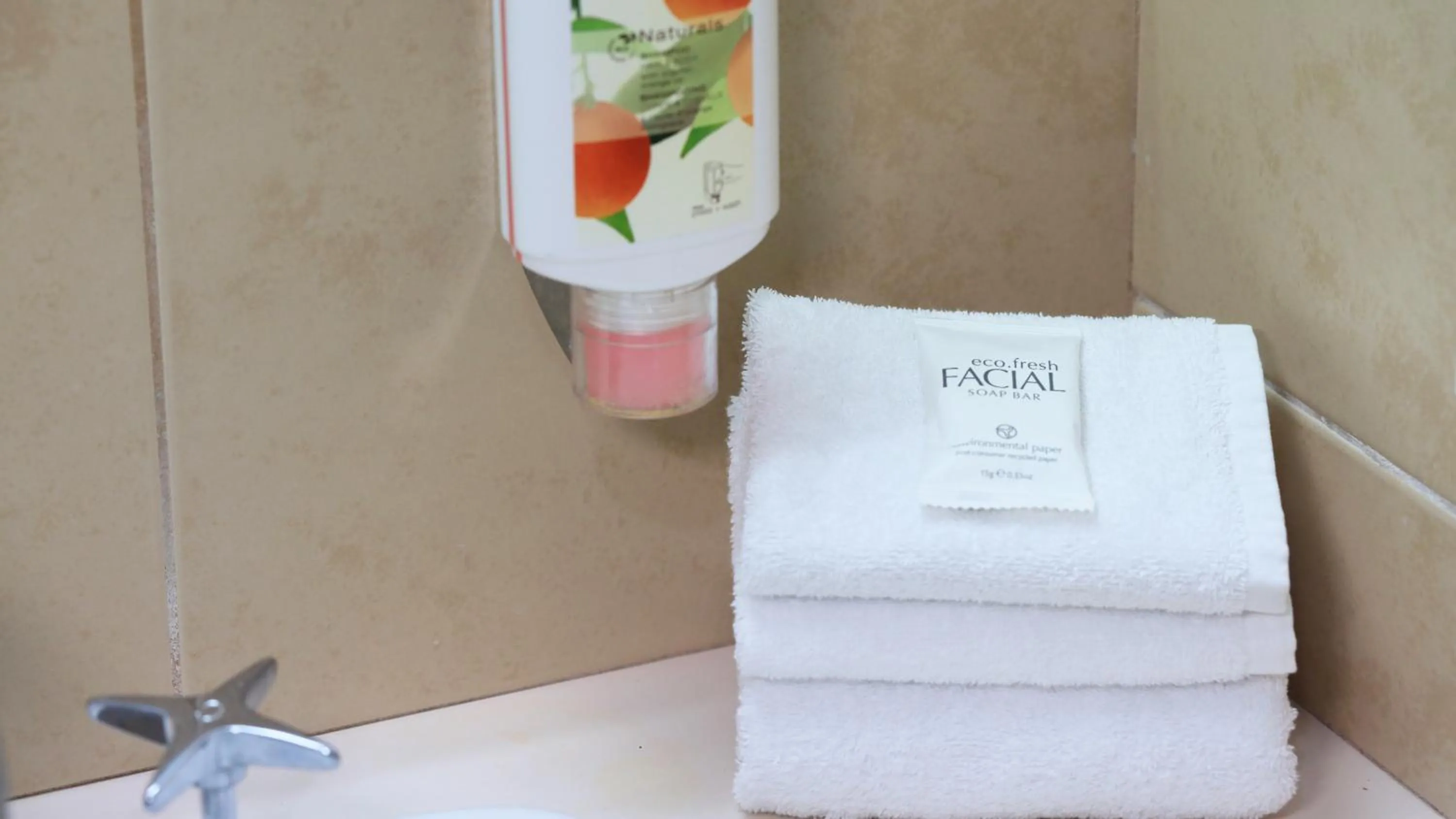 Bathroom in City Reach Motel