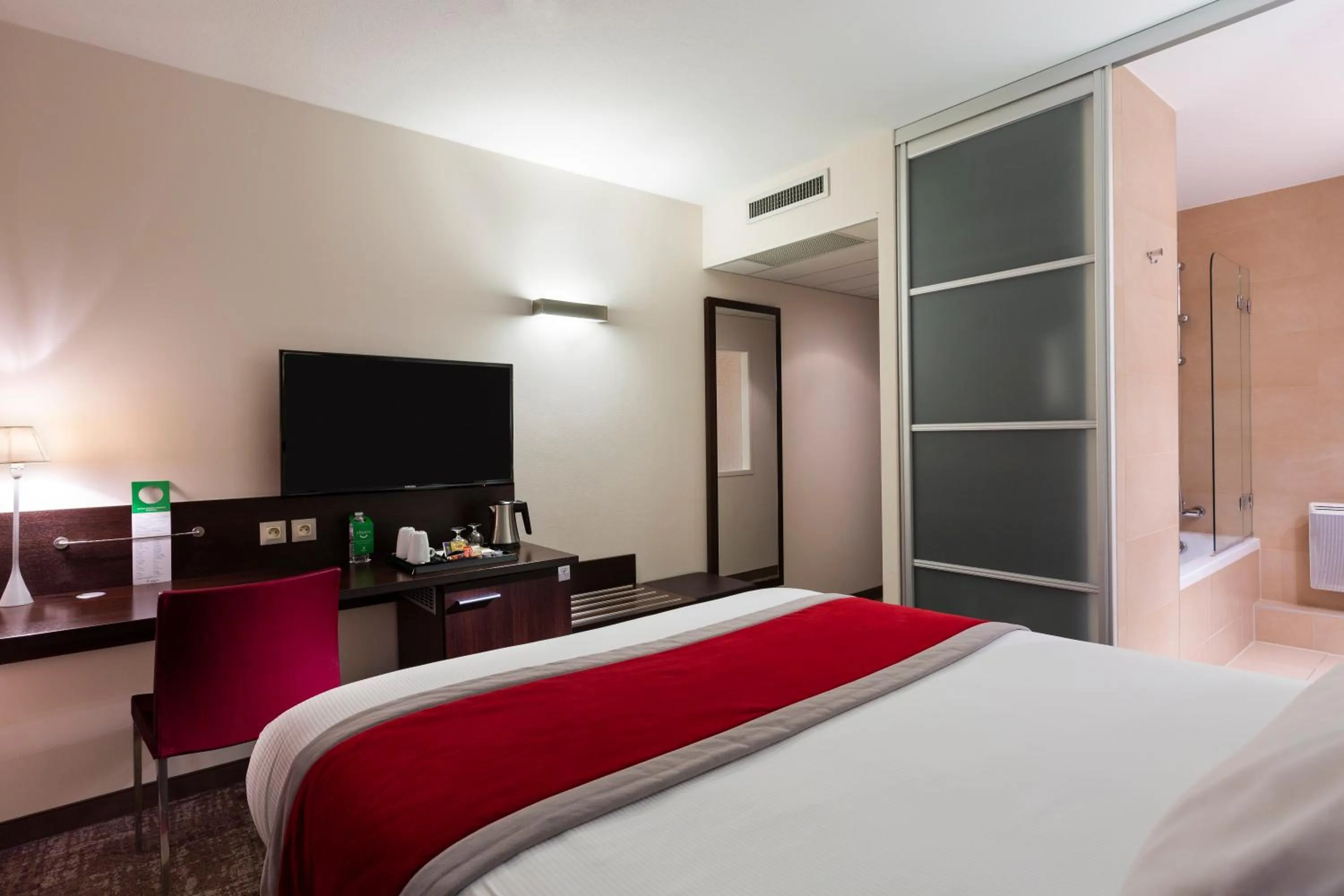 Photo of the whole room, Bed in Holiday Inn - Strasbourg - Nord by IHG