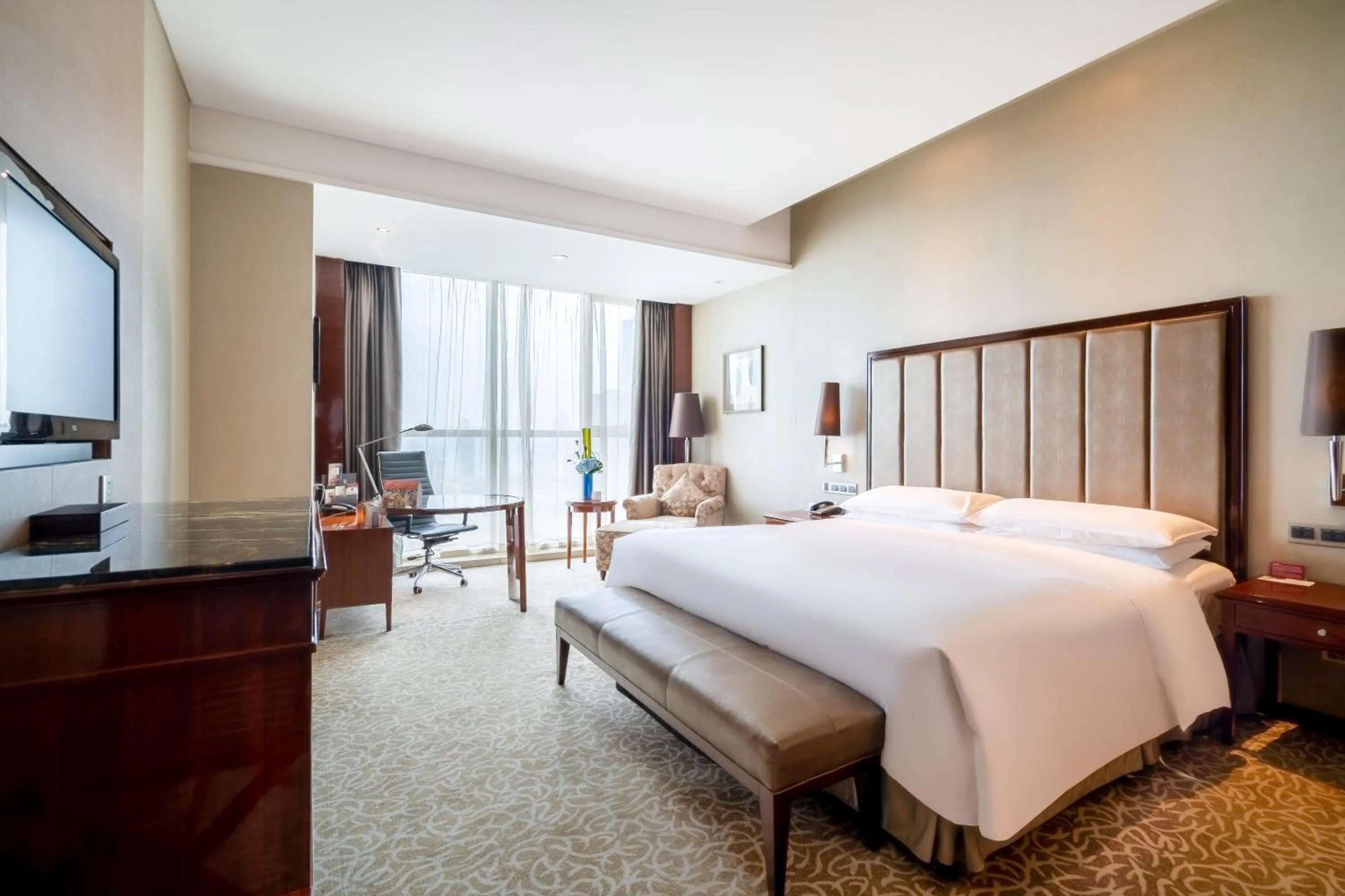 Photo of the whole room, Bed in Crowne Plaza Zhenjiang by IHG