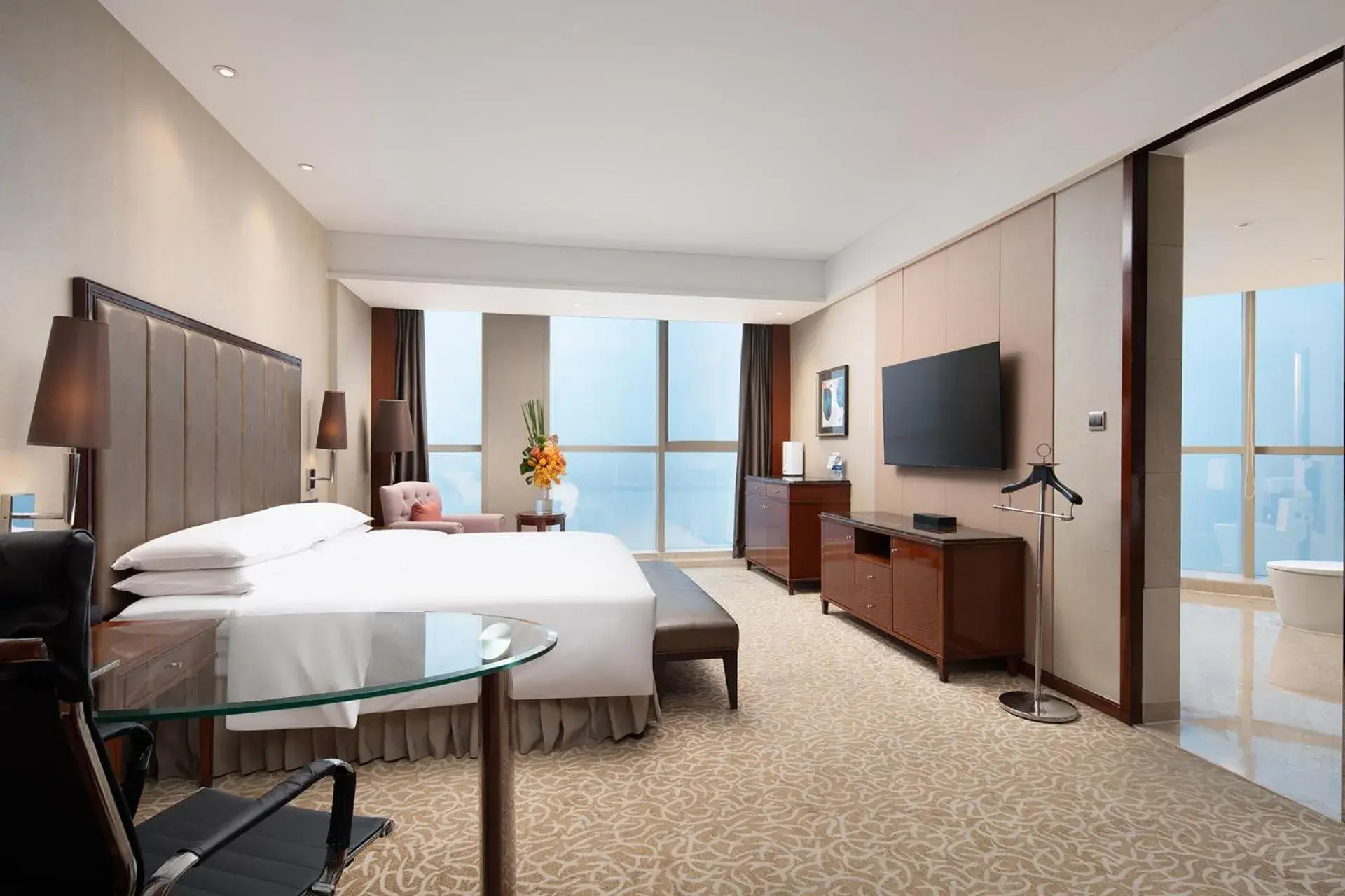 1 King Premium River view Lounge Access in Crowne Plaza Zhenjiang by IHG 1 King Premium River view Lounge Access in Crowne Plaza Zhenjiang by IHG