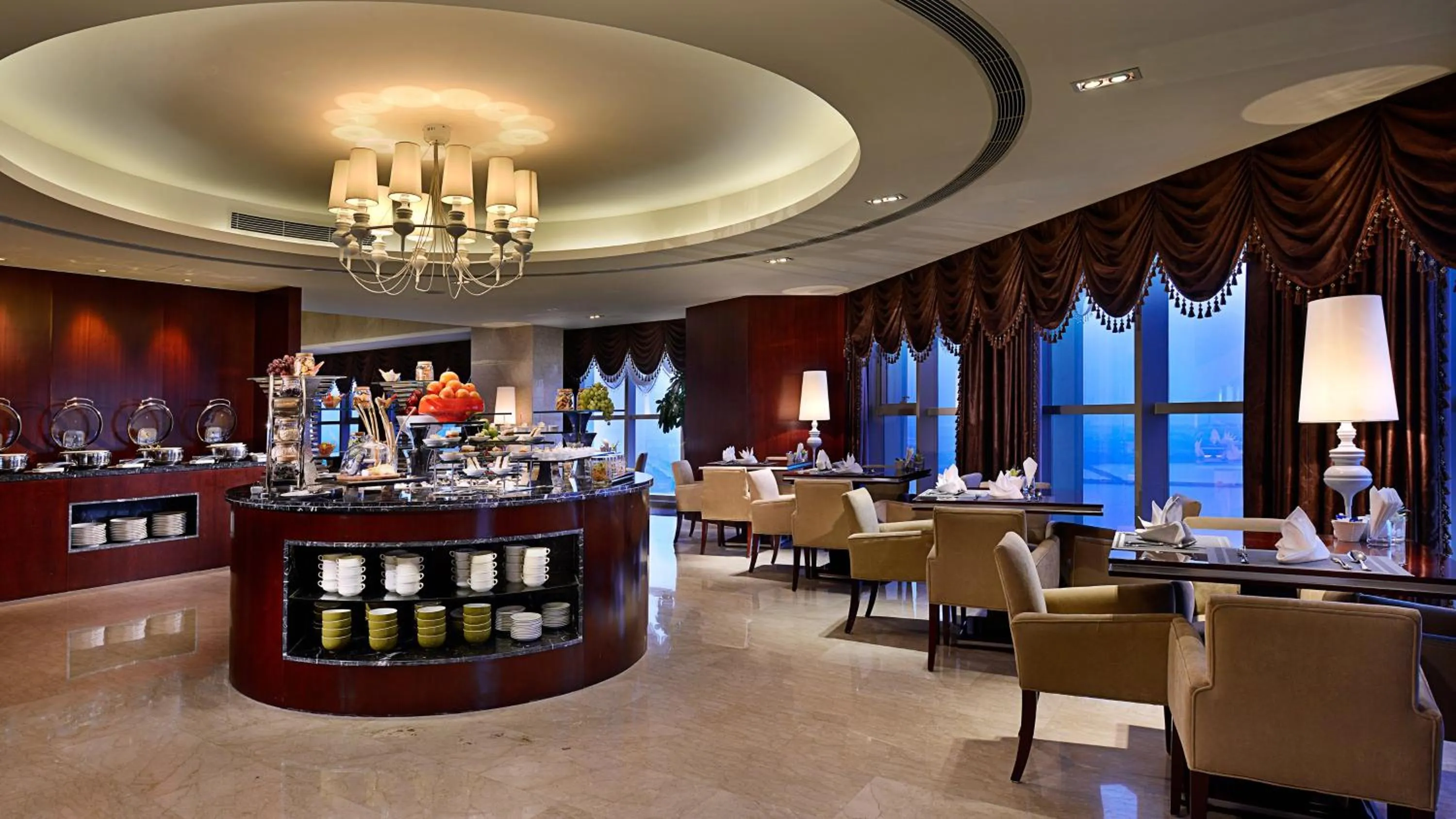 Lounge or bar in Crowne Plaza Zhenjiang by IHG