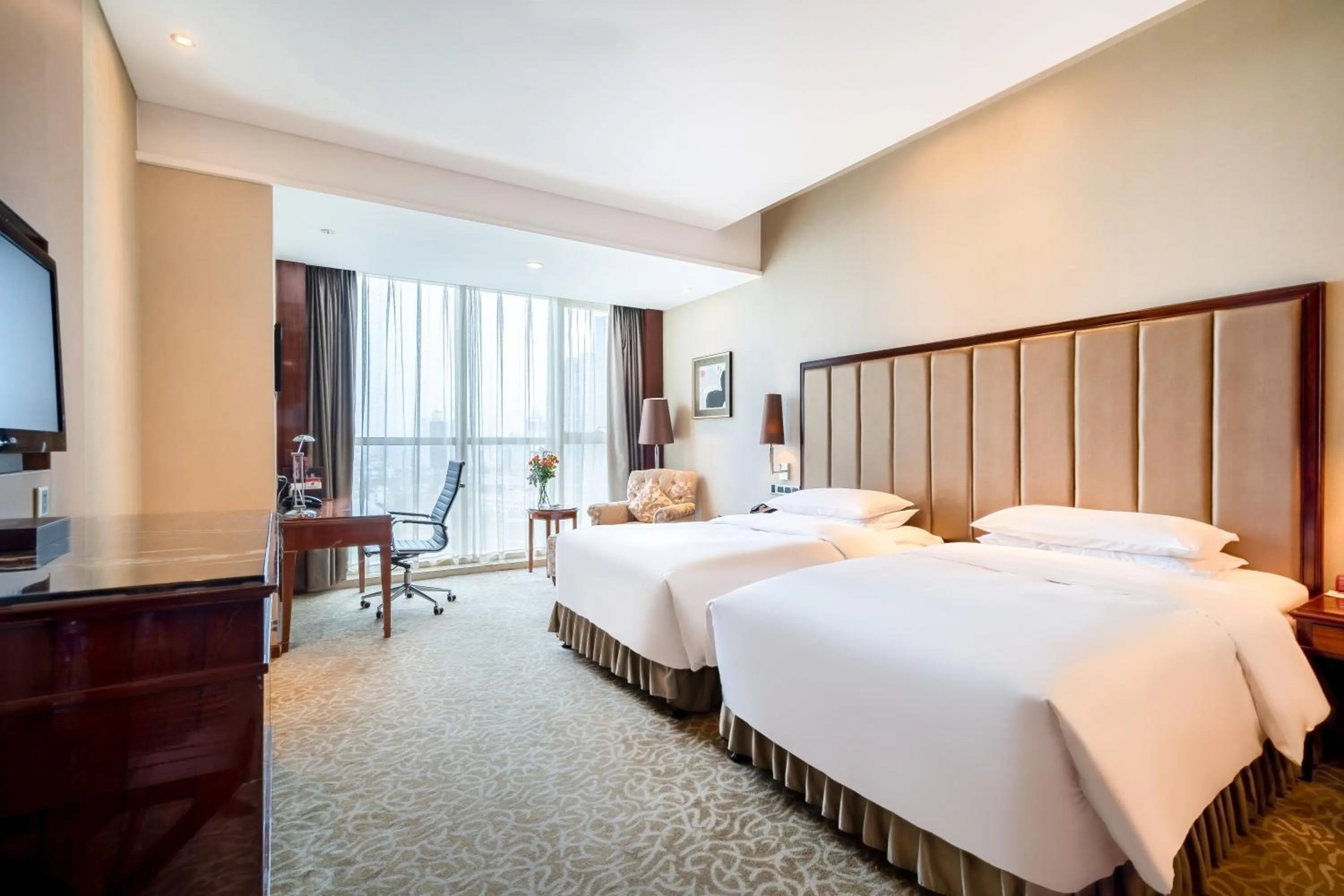 Photo of the whole room, Bed in Crowne Plaza Zhenjiang by IHG