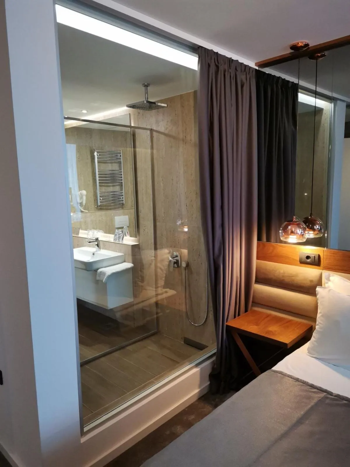Shower, Bed in New City Hotel & Restaurant Niš