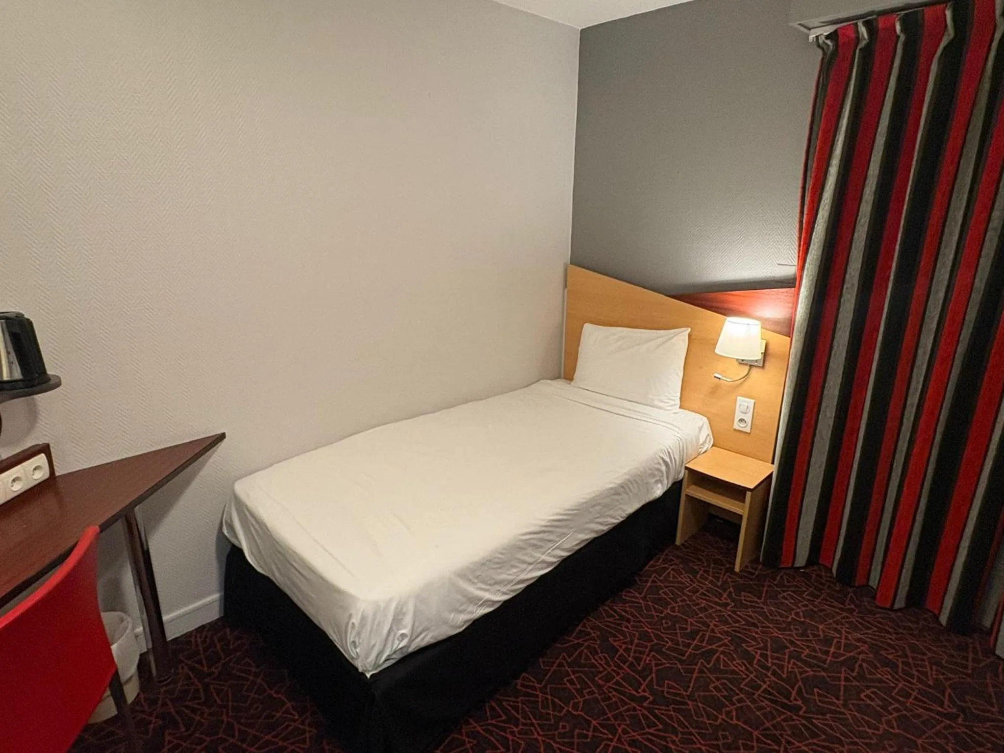 Bedroom, Bed in Kyriad Hotel Dijon Gare