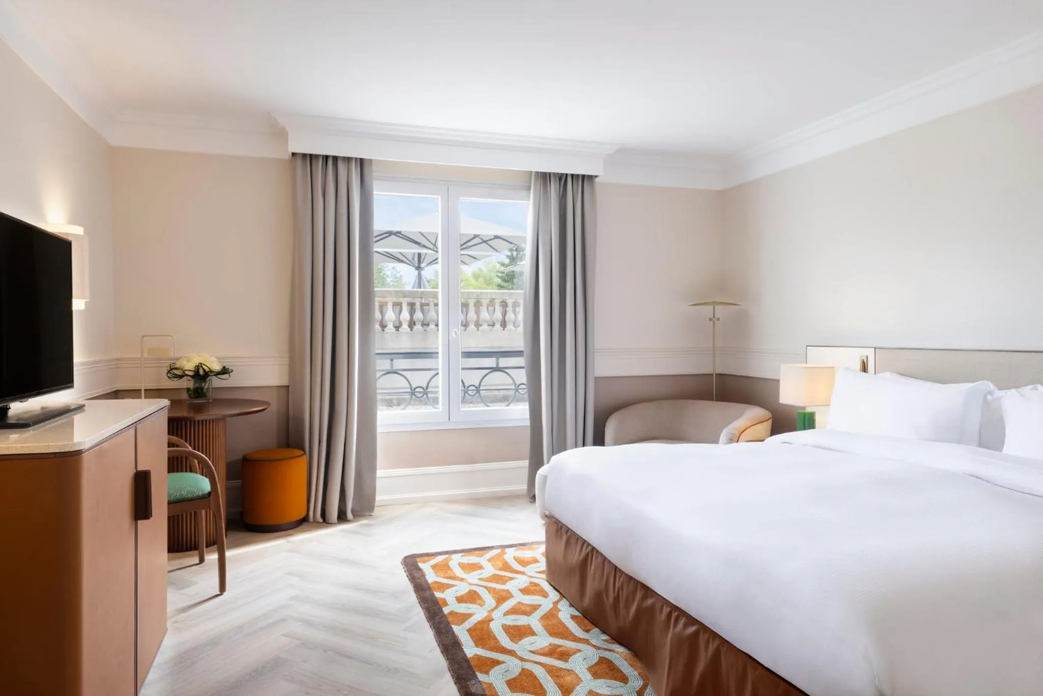 Photo of the whole room, Bed in InterContinental Hotels Chantilly Chateau Mont Royal by IHG