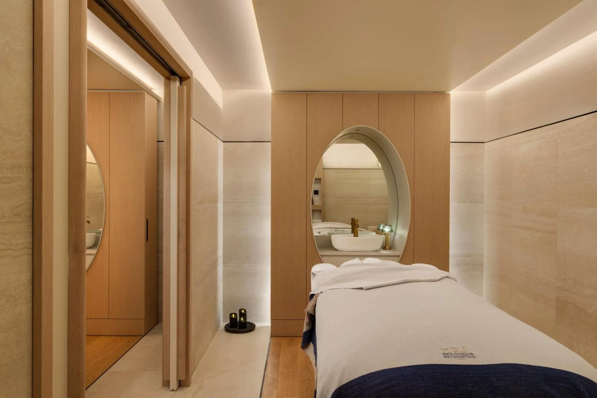 Spa and wellness centre/facilities, Bed in InterContinental Hotels Chantilly Chateau Mont Royal by IHG