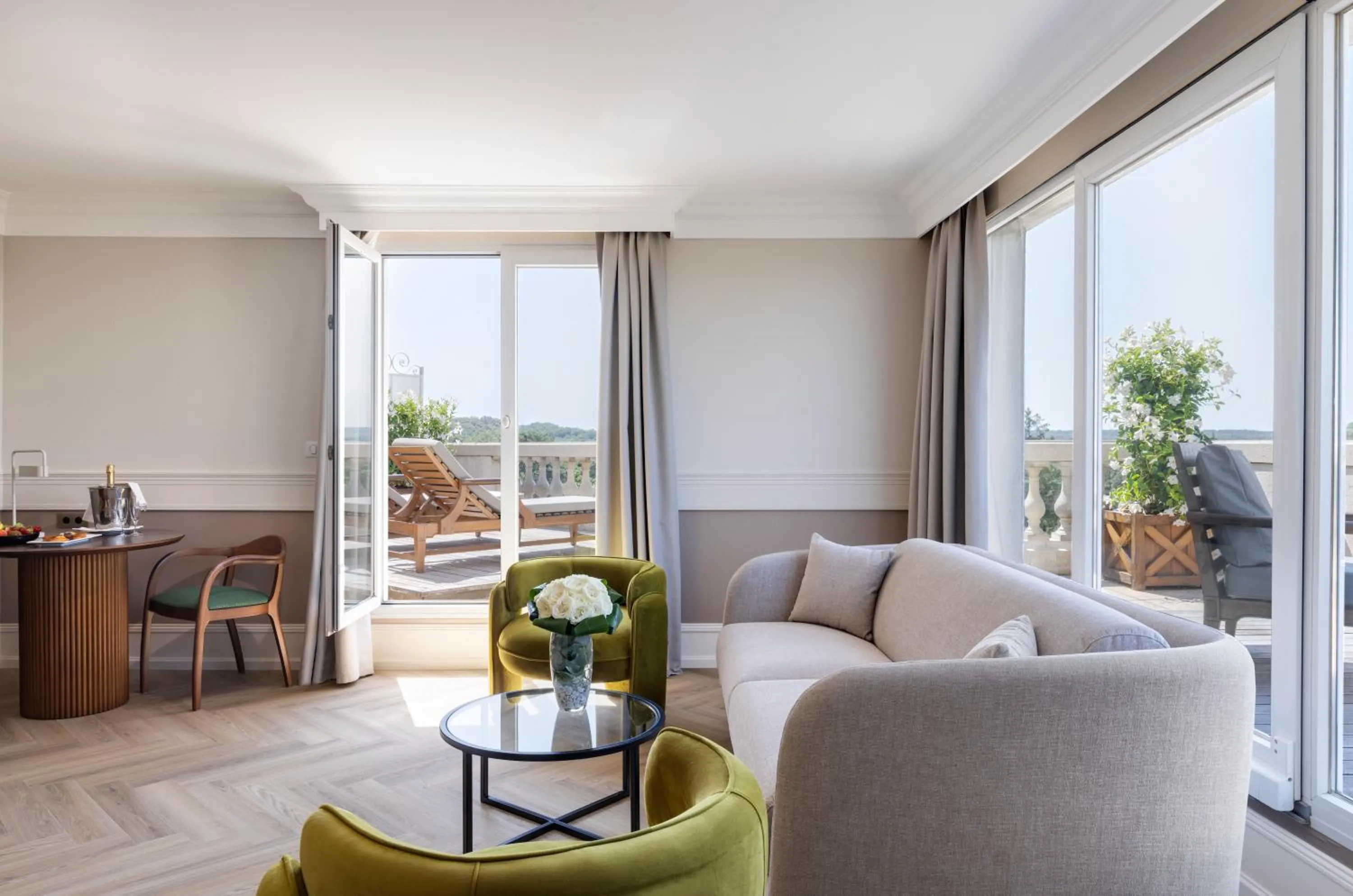 Balcony/Terrace in InterContinental Hotels Chantilly Chateau Mont Royal by IHG
