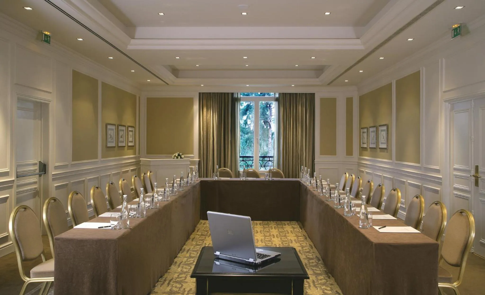 Meeting/conference room in InterContinental Hotels Chantilly Chateau Mont Royal by IHG