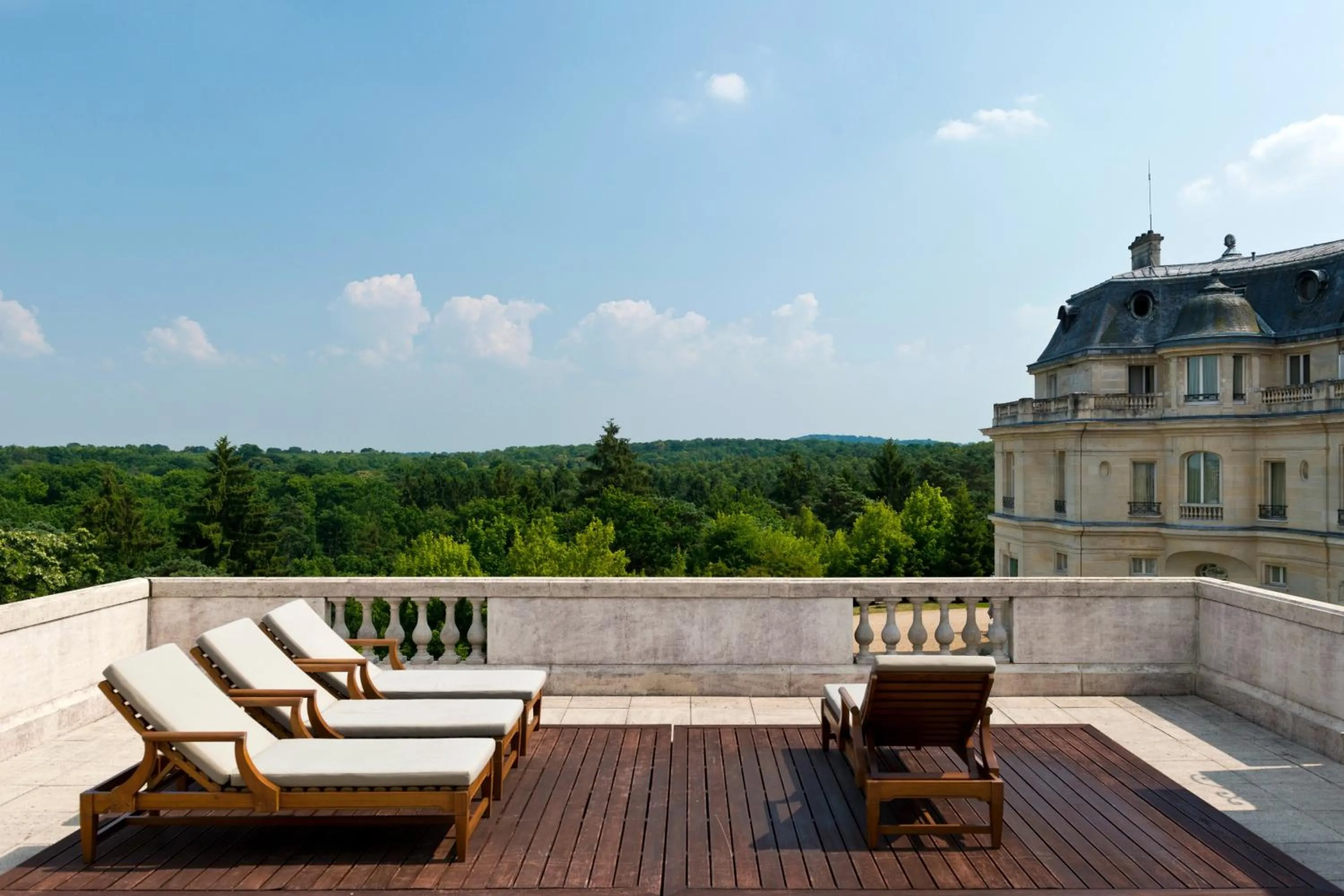 Balcony/Terrace in InterContinental Hotels Chantilly Chateau Mont Royal by IHG