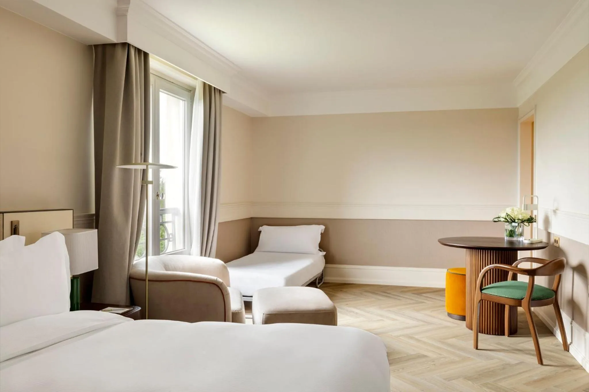 Photo of the whole room, Bed in InterContinental Hotels Chantilly Chateau Mont Royal by IHG
