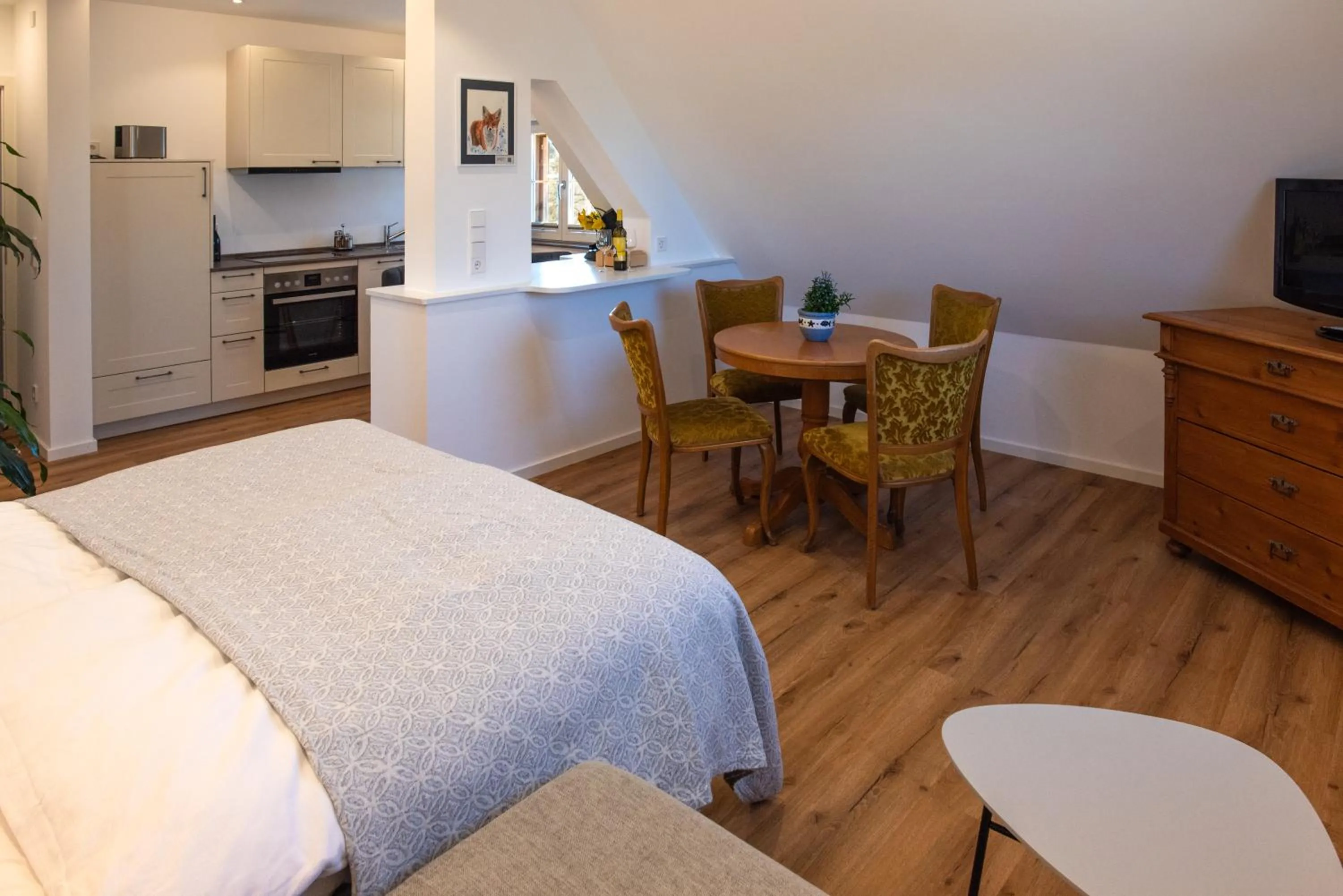 Kitchen or kitchenette, Bed in Insel-Hof Reichenau Hotel-garni