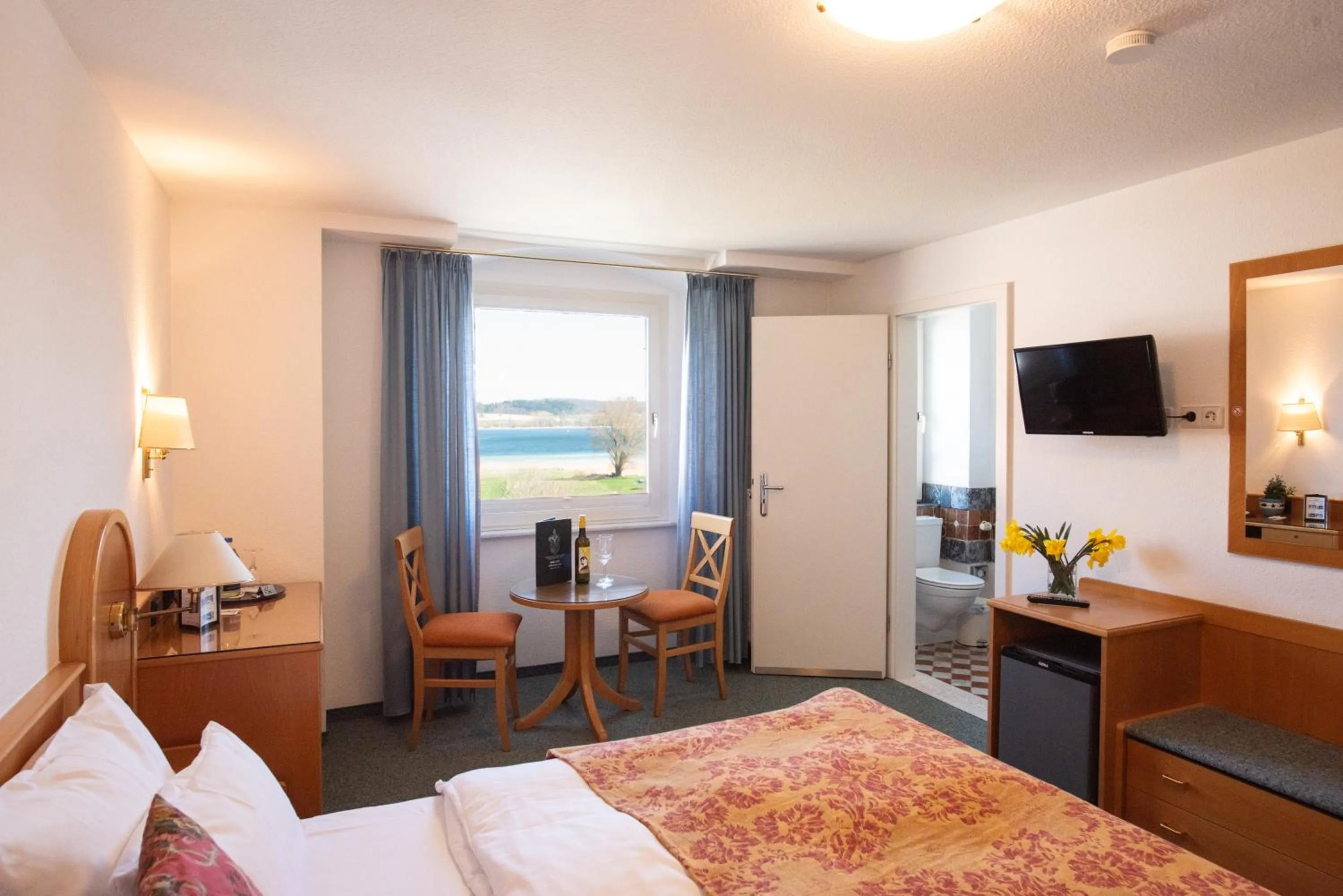 Photo of the whole room, Bed in Insel-Hof Reichenau Hotel-garni