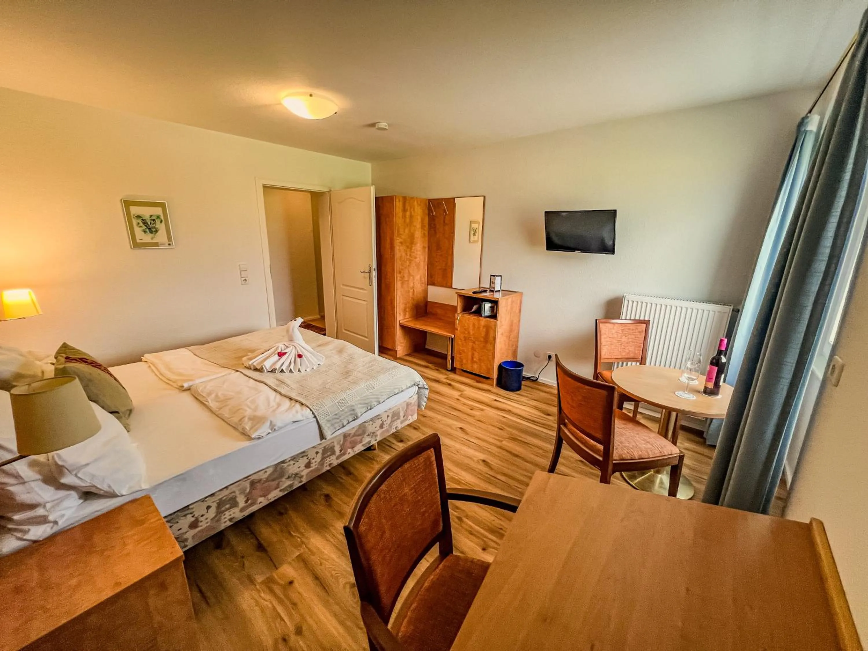 Seating area, Bed in Insel-Hof Reichenau Hotel-garni