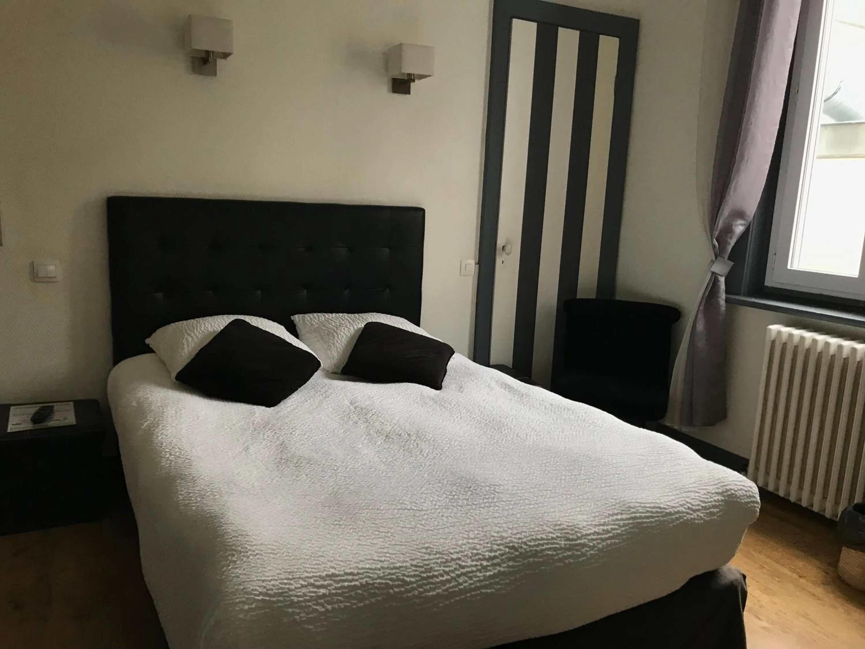 Bed in Logis Hôtel & Restaurant "Au Gré du Vent"