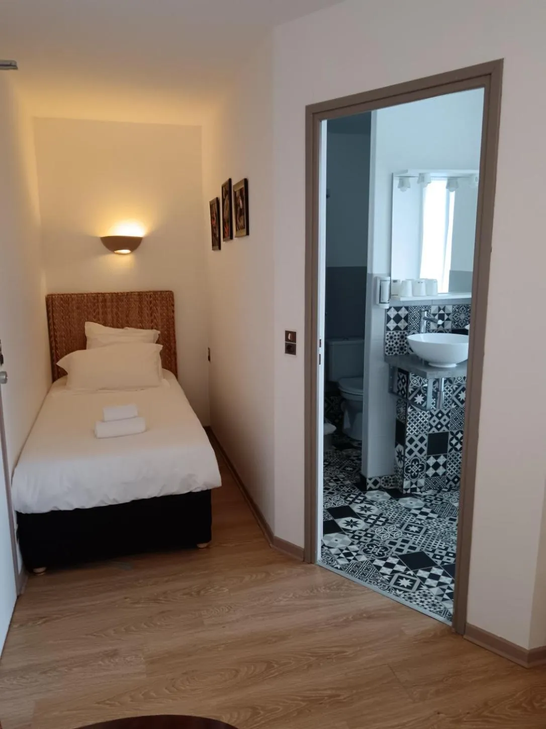 Bathroom, Bed in Hôtel du Château