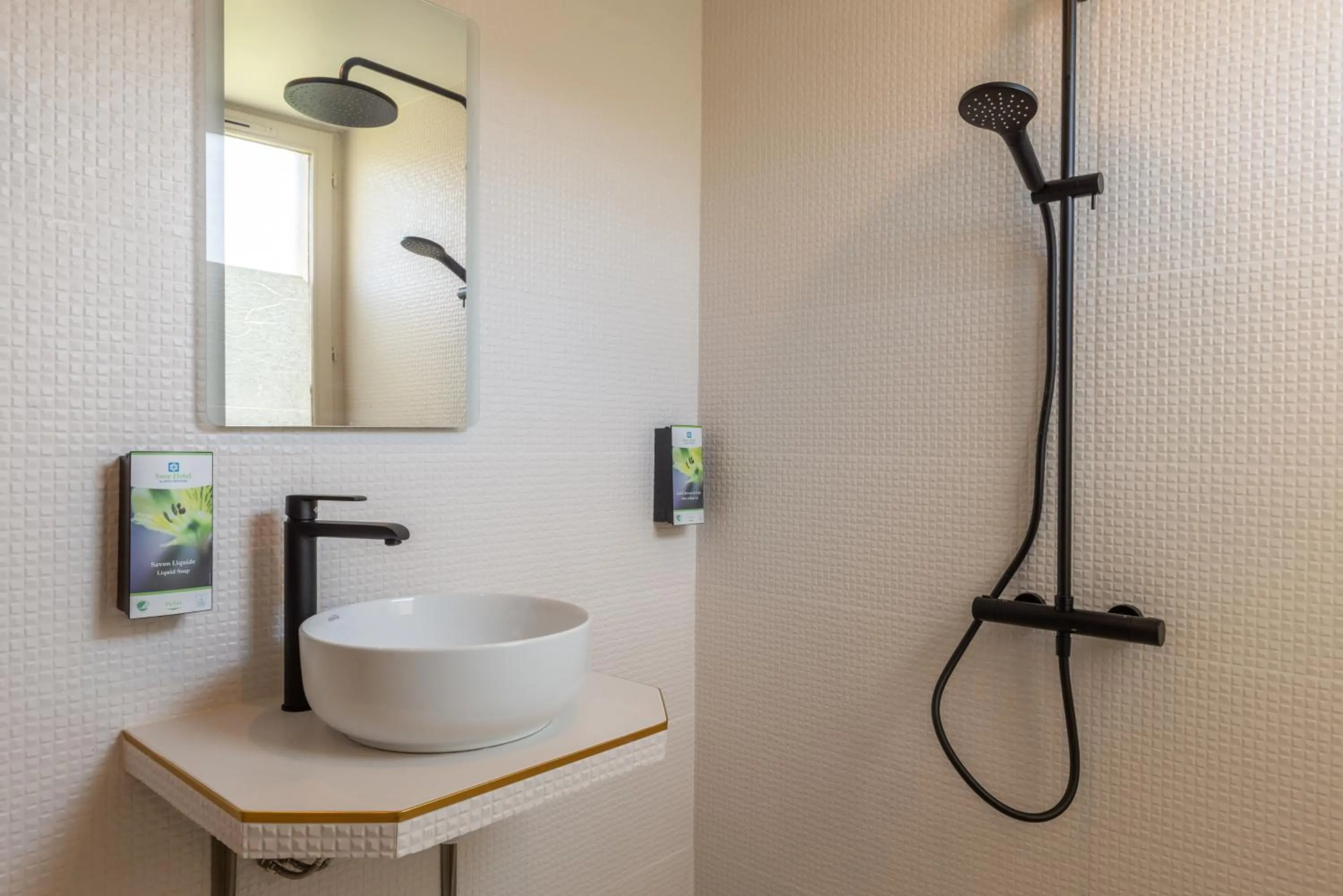 Shower in The Originals Boutique, Hôtel Porte de Dieppe